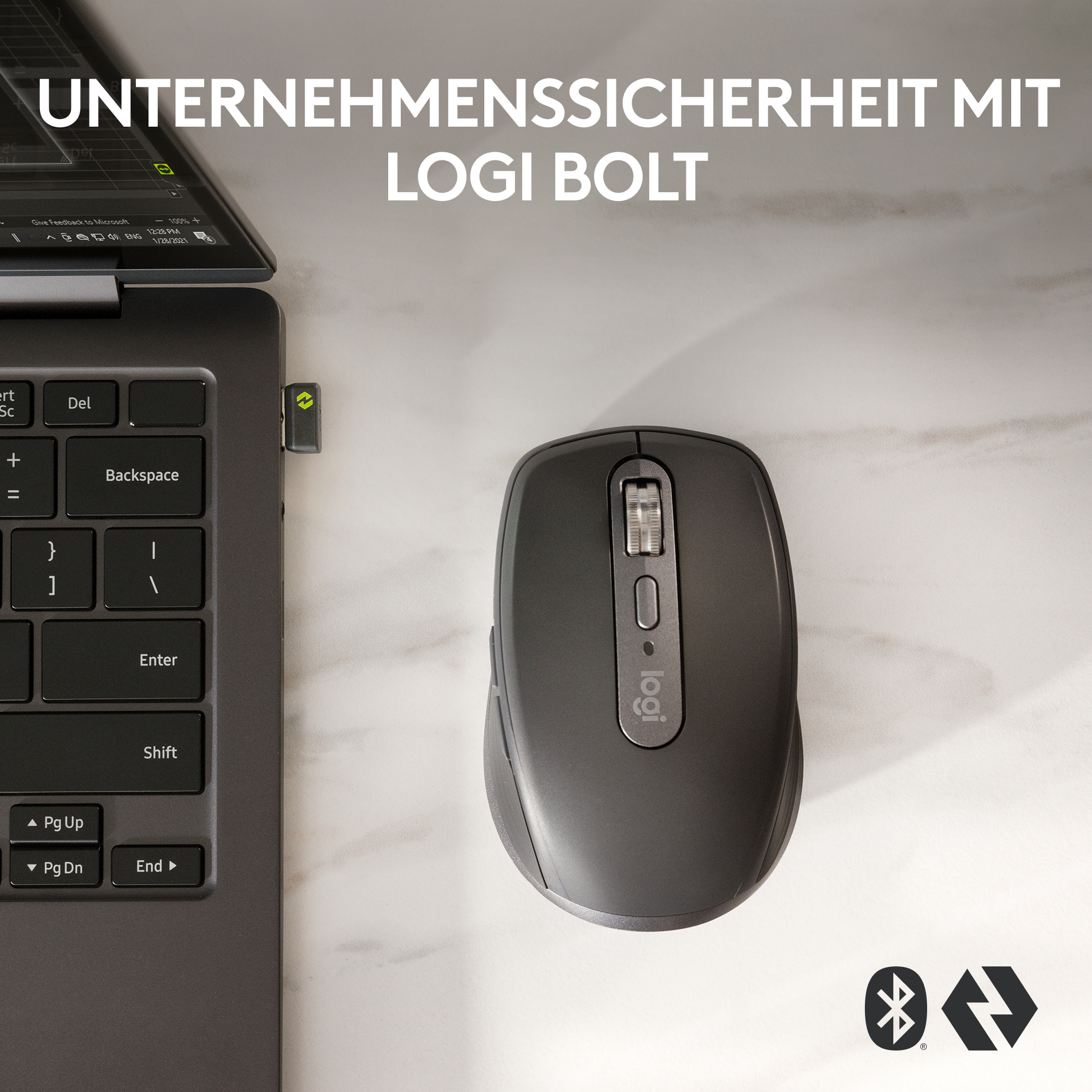 Eine Laptop-Tastatur, eine Logitech-Maus und ein Empfänger liegen auf einer weißen Oberfläche. Der Text 'LOGI BOLT' ist sichtbar.