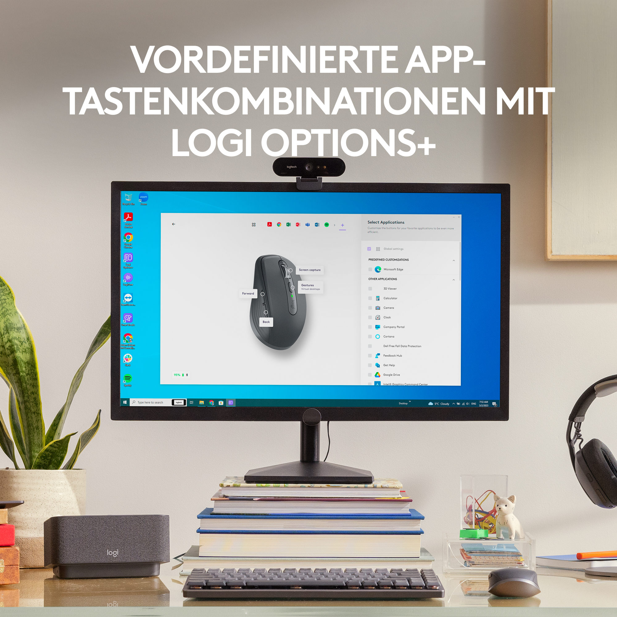 Ein Computermonitor zeigt Logitech-Software. Vorne befinden sich eine Tastatur, eine Maus und ein Lautsprecher. Oben auf dem Monitor befindet sich eine Webcam.