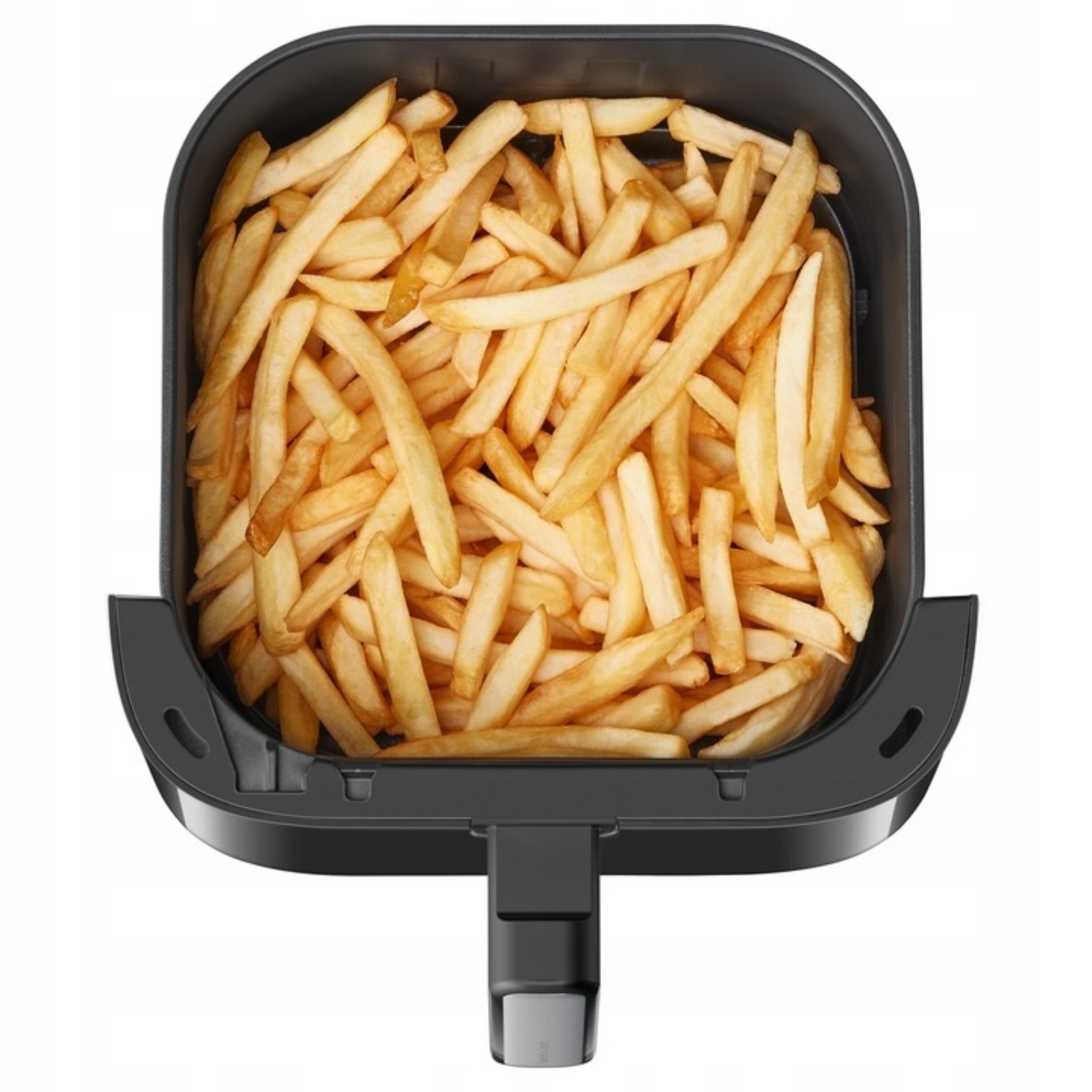 Widok z góry na kosz do frytkownicy wypełniony złocistymi frytkami, na białym tle.