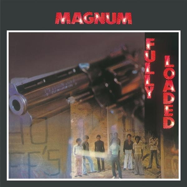 Album borító: Magnum, Fully Loaded. Egy fegyver és egy csoport ember. A piros szöveg felül Magnumot, jobbra pedig Fully Loadedet ír.