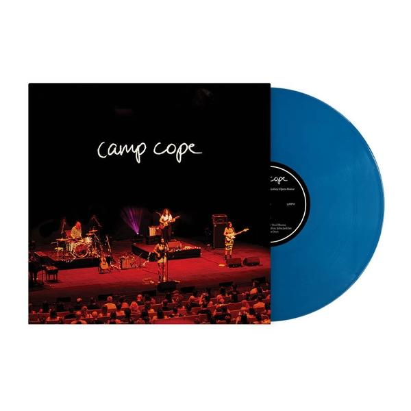 Albumcover mit blauer Schallplatte. Das Cover zeigt eine Band auf der Bühne mit dem Text 'camp cope'.