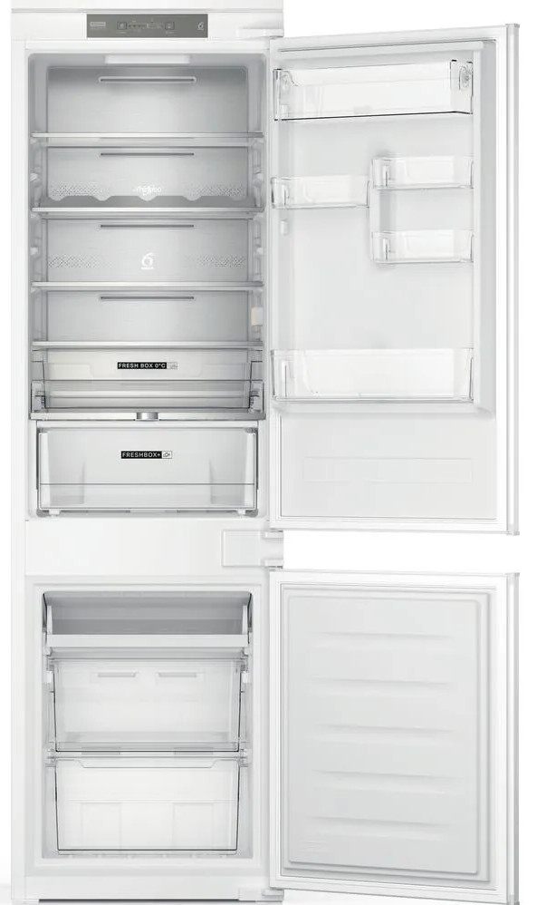 Biała lodówka z otwartymi drzwiami, odsłaniająca półki, szuflady i przegrody. Wnętrze jest czyste i puste.