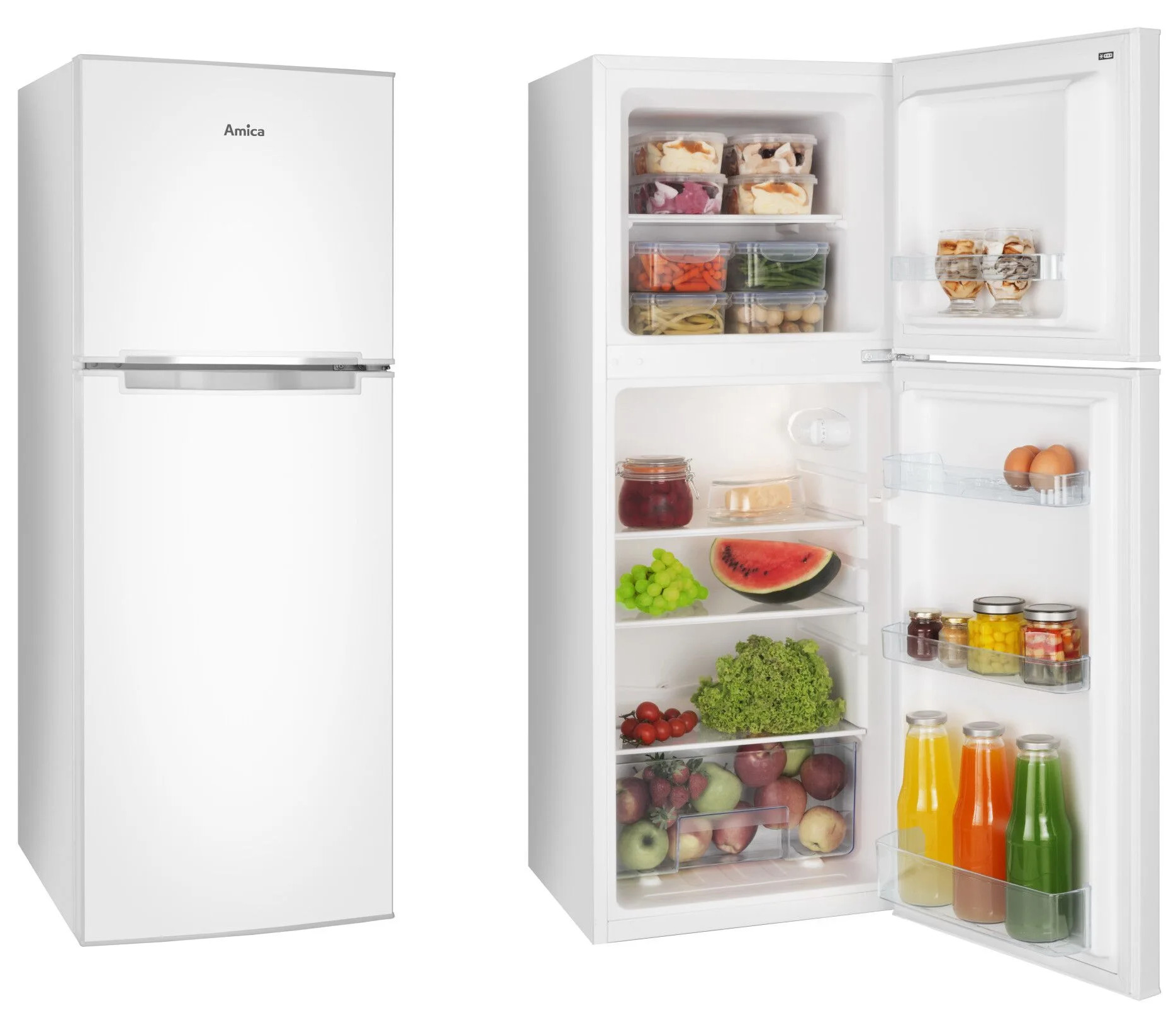 Biała lodówka Amica jest otwarta, ukazując owoce, warzywa i napoje. Lodówka ma dwoje drzwi.