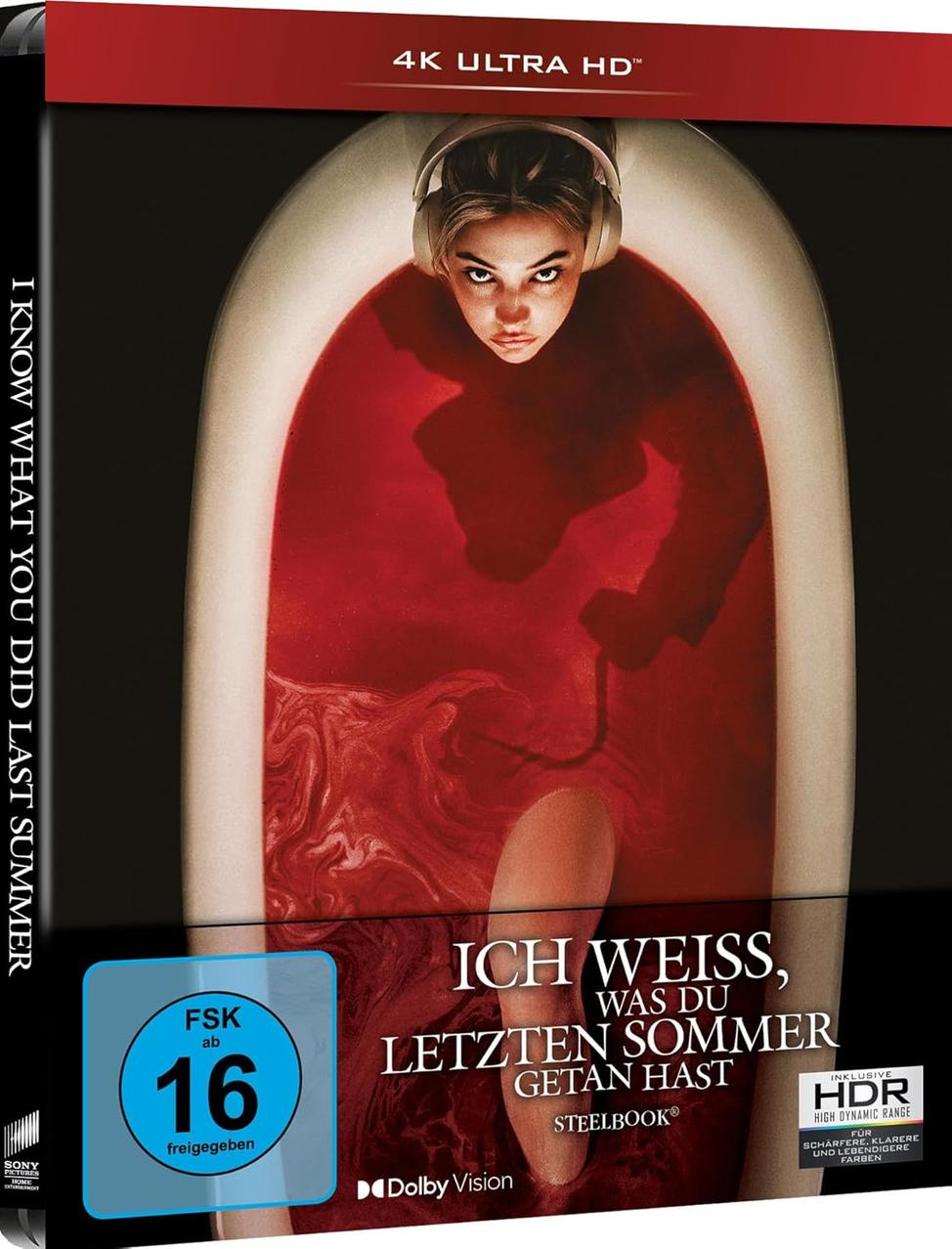 Blu-ray-Cover für „Ich weiß, was du letzten Sommer getan hast“. Eine Frau in einer Badewanne mit roter Flüssigkeit, mit Kopfhörern.