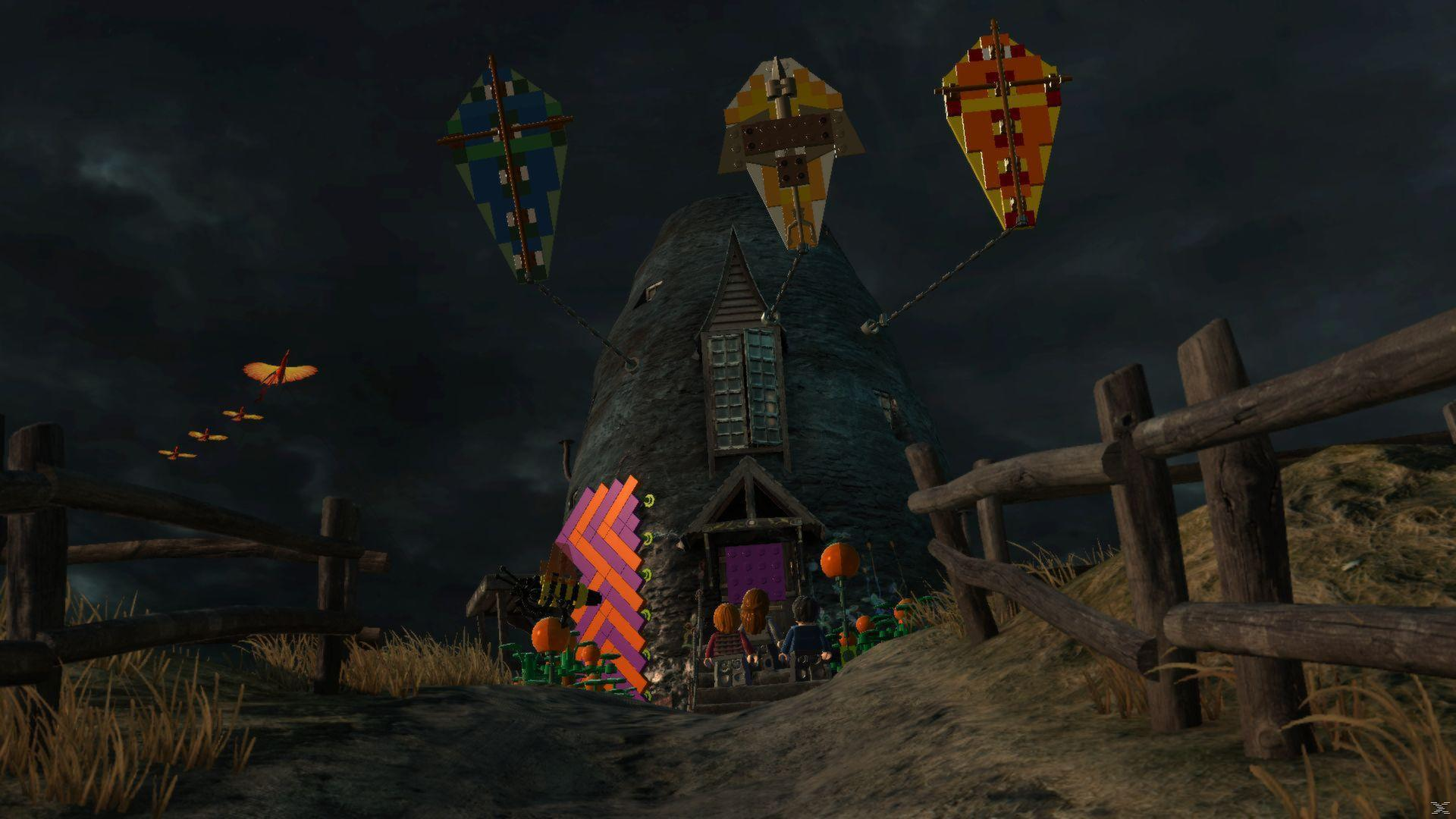 Scena Lego przedstawiająca dom z kolorowymi latawcami. Dzieci idą w kierunku drzwi. Dynie i drewniane ogrodzenie znajdują się na pierwszym planie.