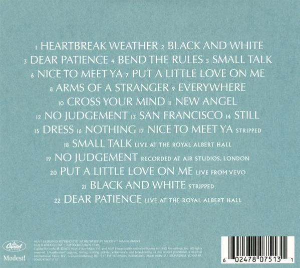 Albumcover mit Trackliste in weißem Text auf hellblauem Hintergrund. Enthält einen Barcode und die Worte Modest! unten links.