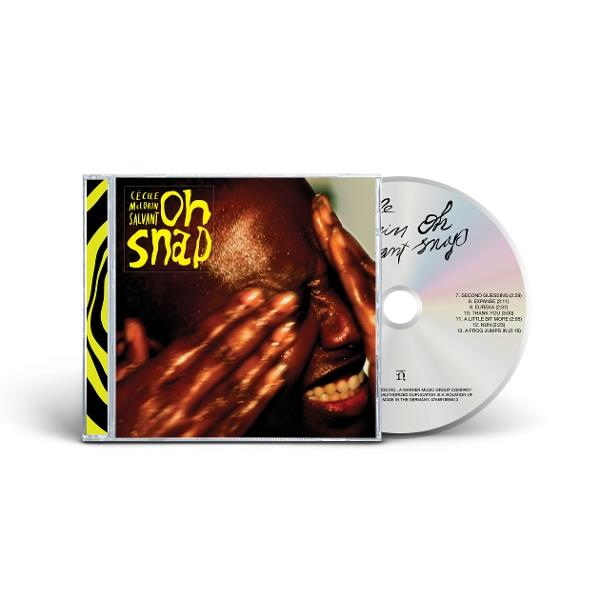 Cecile McLorin Salvant 'Oh snap' című CD-jének borítója, egy arcát takaró személlyel. A CD mellette van.