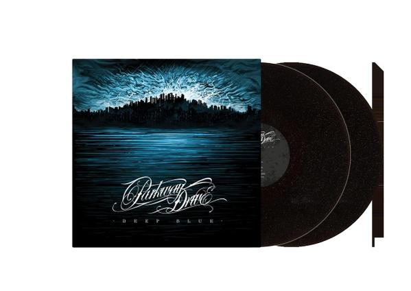Albumcover von 'Deep Blue' von Parkway Drive. Zeigt eine Stadtsilhouette und zwei schwarze Schallplatten.