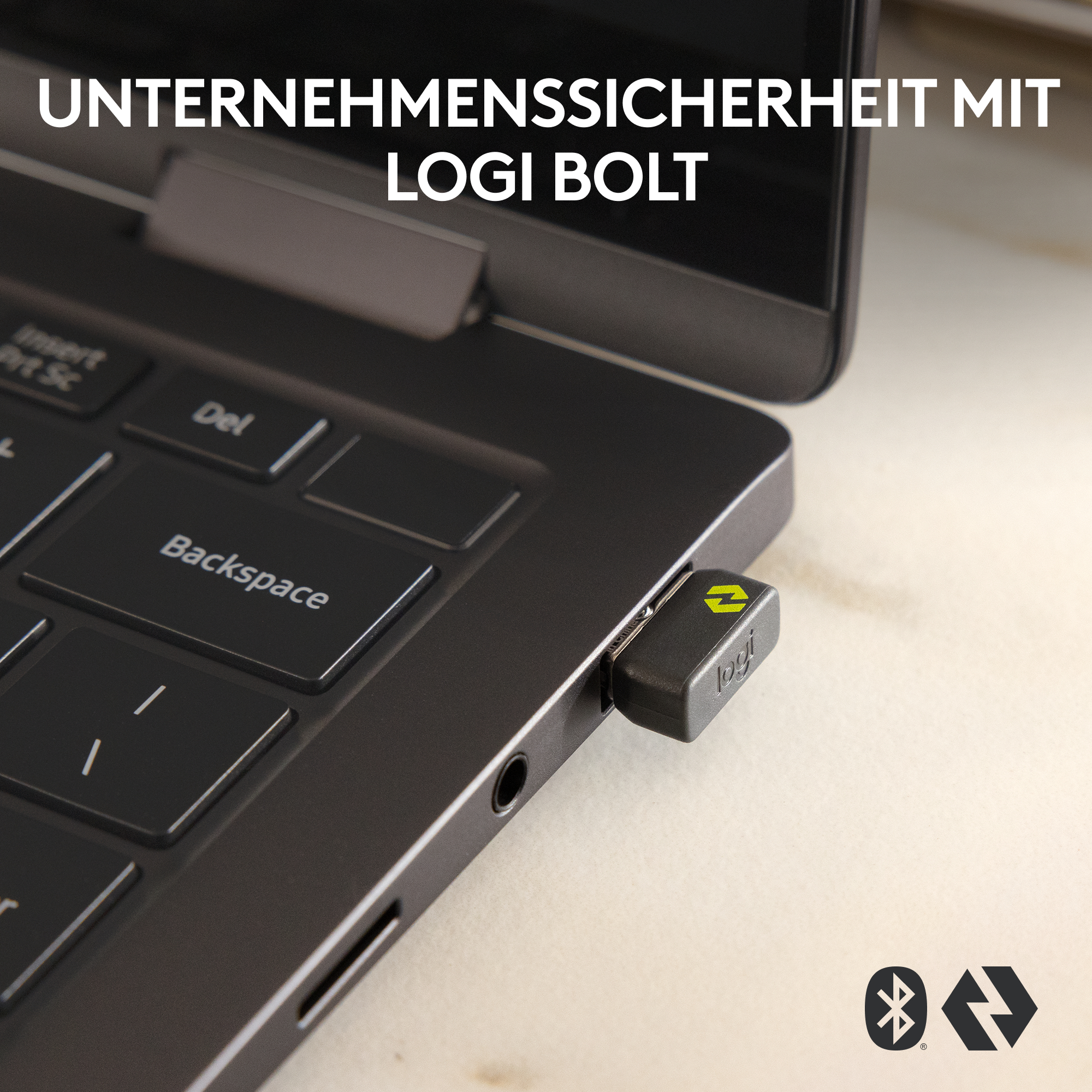 Laptop-Tastatur mit Logi Bolt USB-Empfänger. Text: Unternehmenssicherheit mit Logi Bolt.