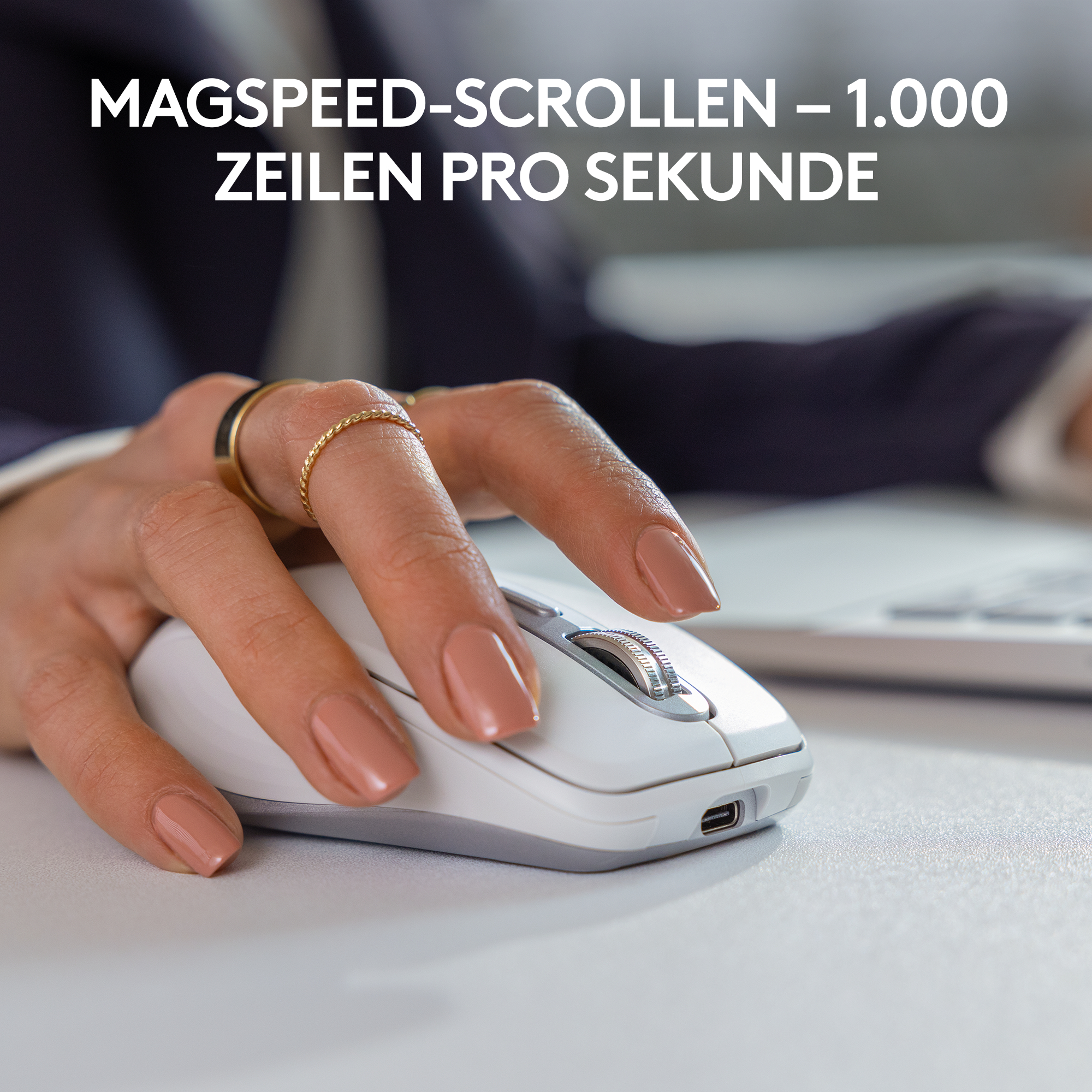 Hand, die eine weiße Maus mit einem Scrollrad benutzt, mit Ringen. Text oben: 'Magspeed-Scrollen - 1.000 Zeilen pro Sekunde'.