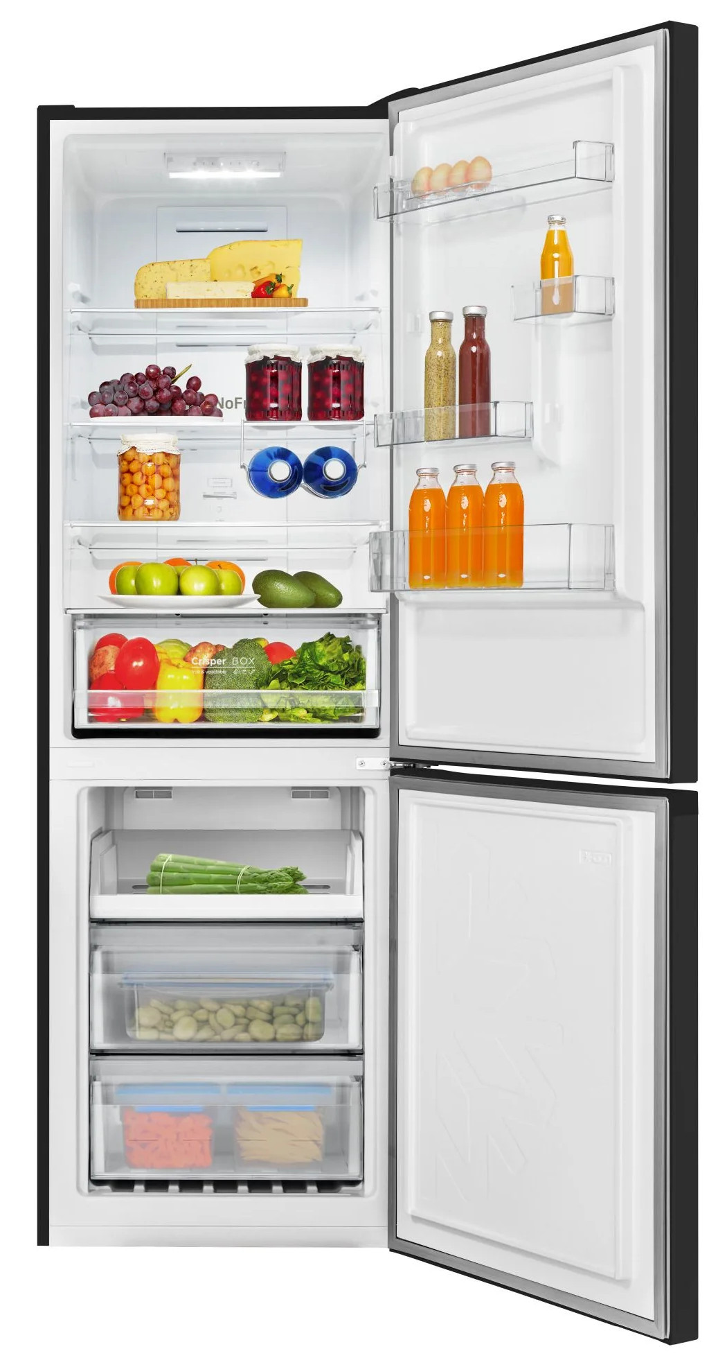 Otwarta lodówka z serem, winogronami, słoikami, owocami, warzywami i butelkami. Lodówka jest dobrze zaopatrzona.