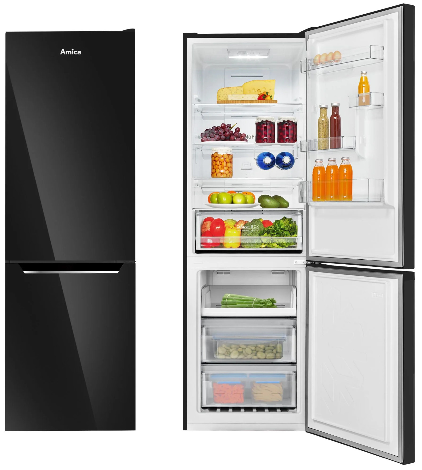 Czarna lodówka Amica, drzwi otwarte ukazujące półki z produktami spożywczymi, jak ser, jajka, owoce, warzywa i butelki.