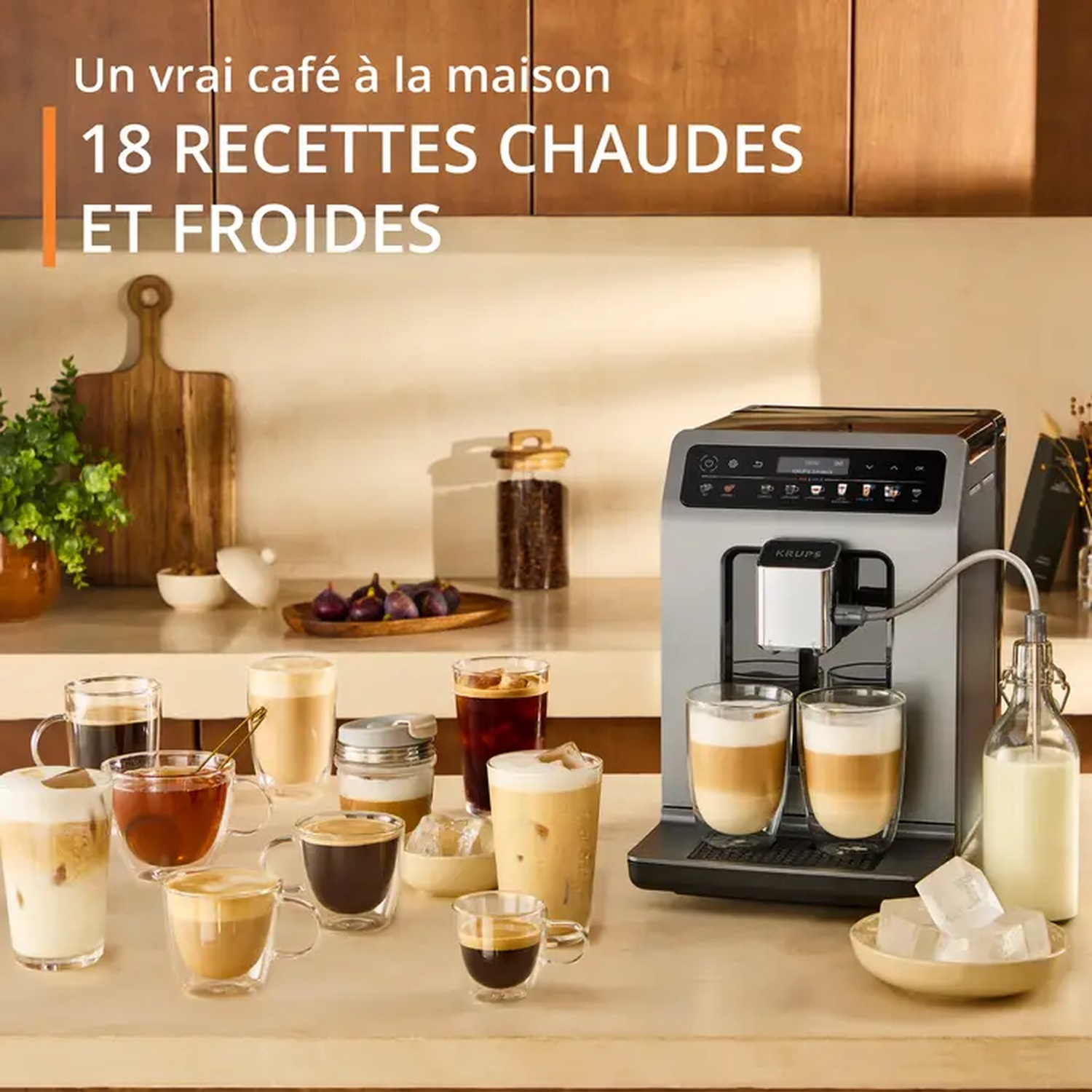 Une machine à café avec diverses boissons au café. Le texte dit '18 recettes chaudes et froides'. Premier plan : nombreux verres à café. Arrière-plan : cuisine.
