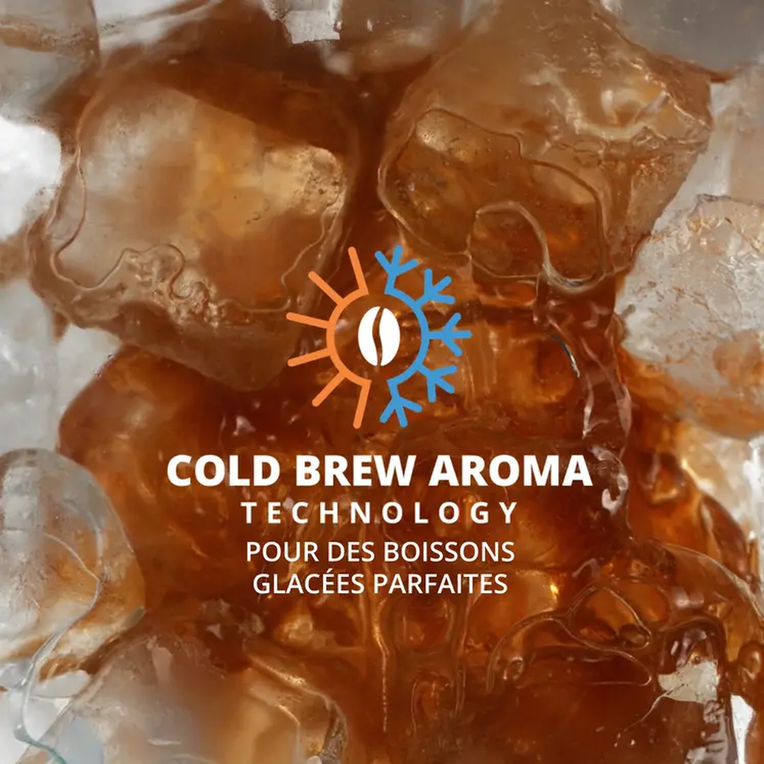 Gros plan de glaçons dans une boisson, avec le texte 'COLD BREW AROMA TECHNOLOGY' et un logo avec un grain de café.