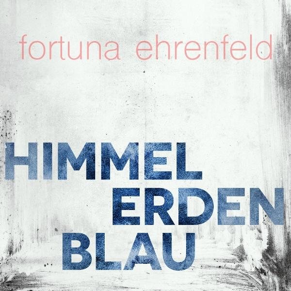 Albumcover mit Text: 'Fortuna Ehrenfeld' in Pink und 'Himmel Erden Blau' in Blau auf weißem, strukturiertem Hintergrund.