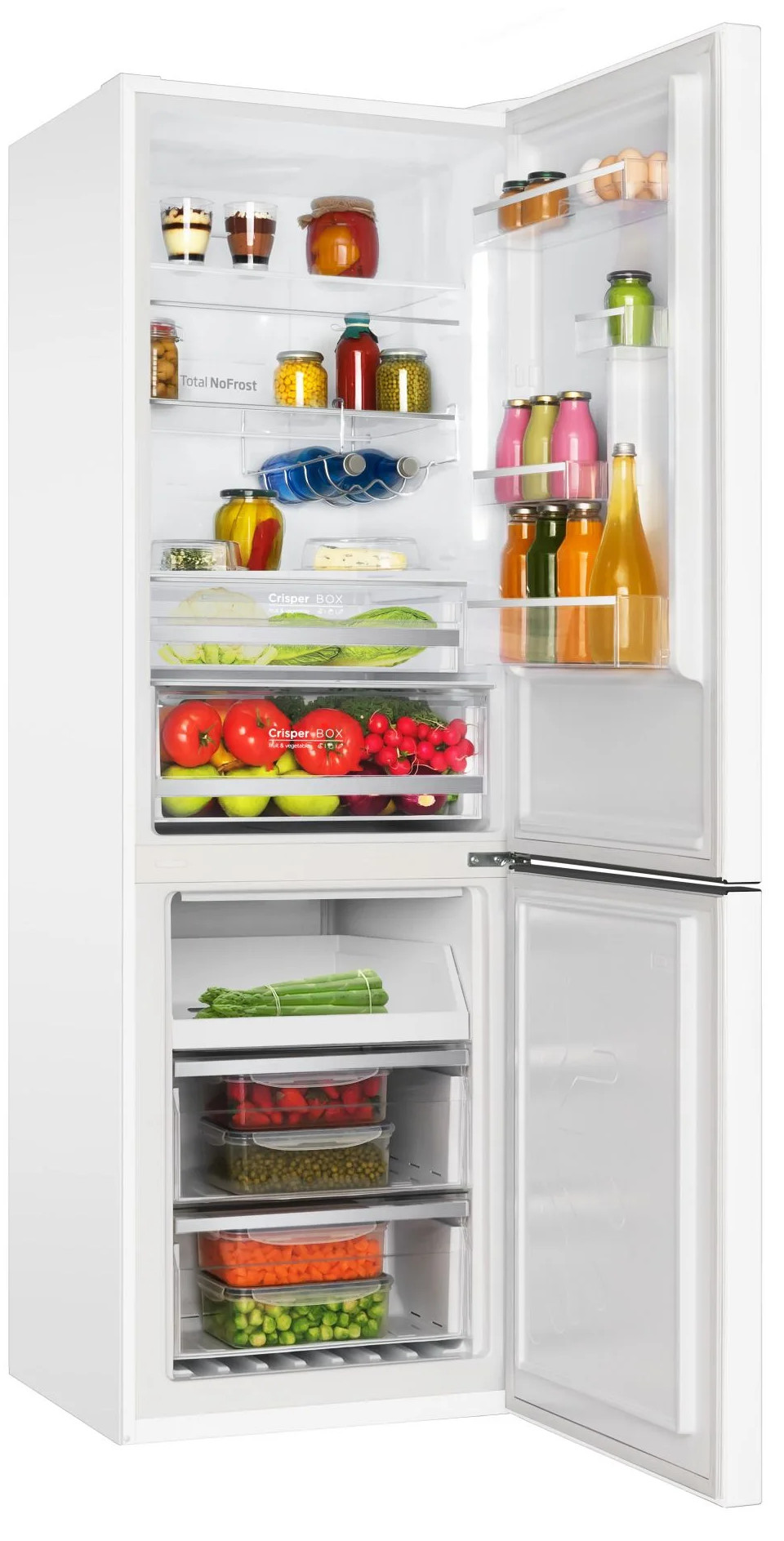 Otwarta biała lodówka wypełniona jedzeniem. Zawiera owoce, warzywa, słoiki z przetworami, jajka i butelki soku.