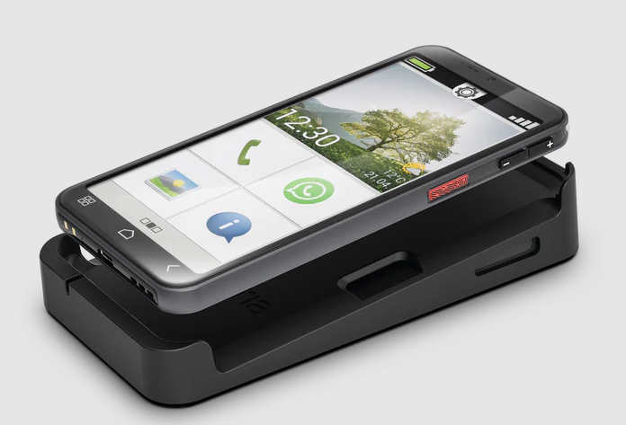 Schwarzes Smartphone auf einer schwarzen Dockingstation. Das Telefon zeigt Symbole für Telefon, Galerie, Chat und Info. Die Uhrzeit ist 12:30.