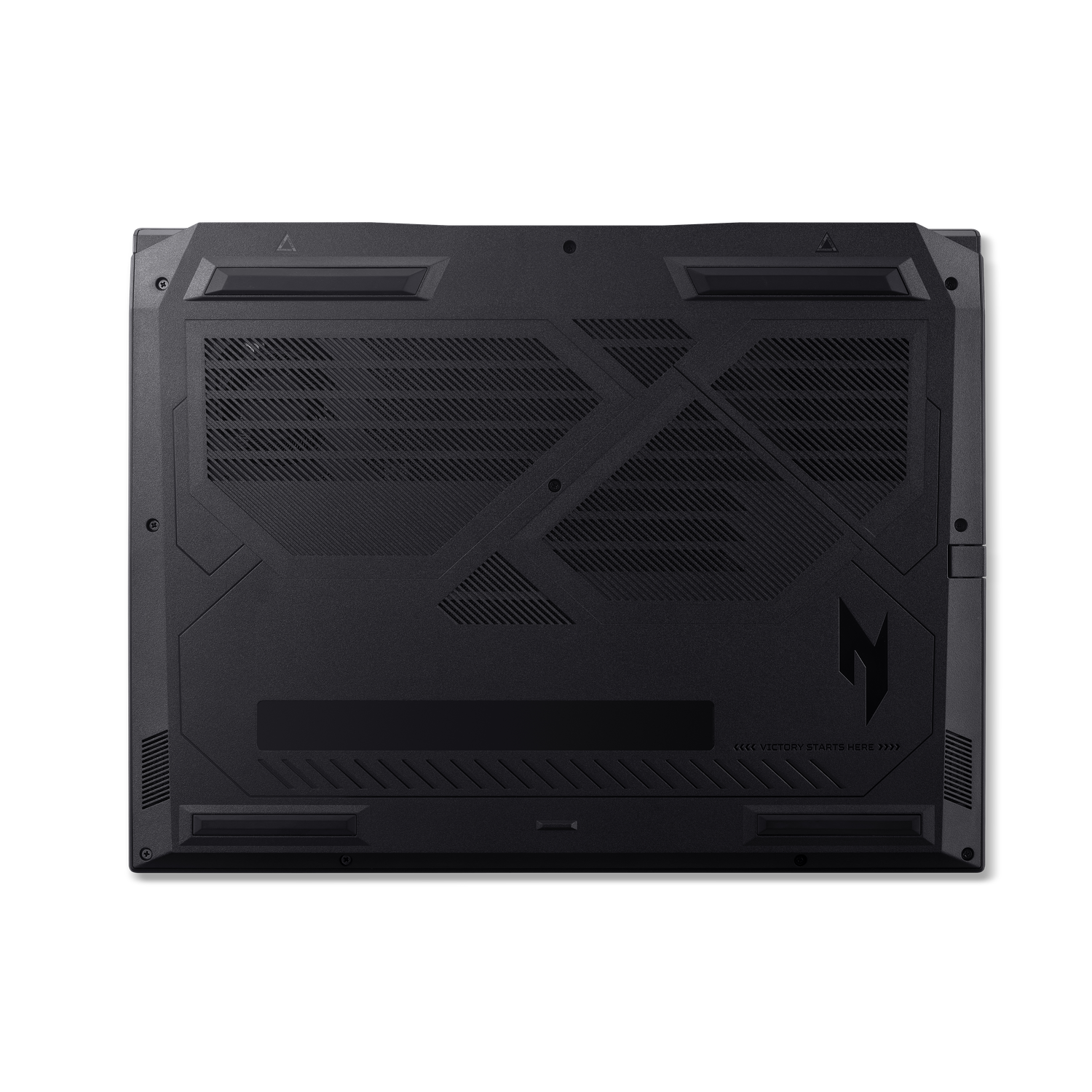 Zwarte onderkant van een laptop met ventilatie, geometrische patronen en een logo. Tekst: "VICTORY STARTS HERE."