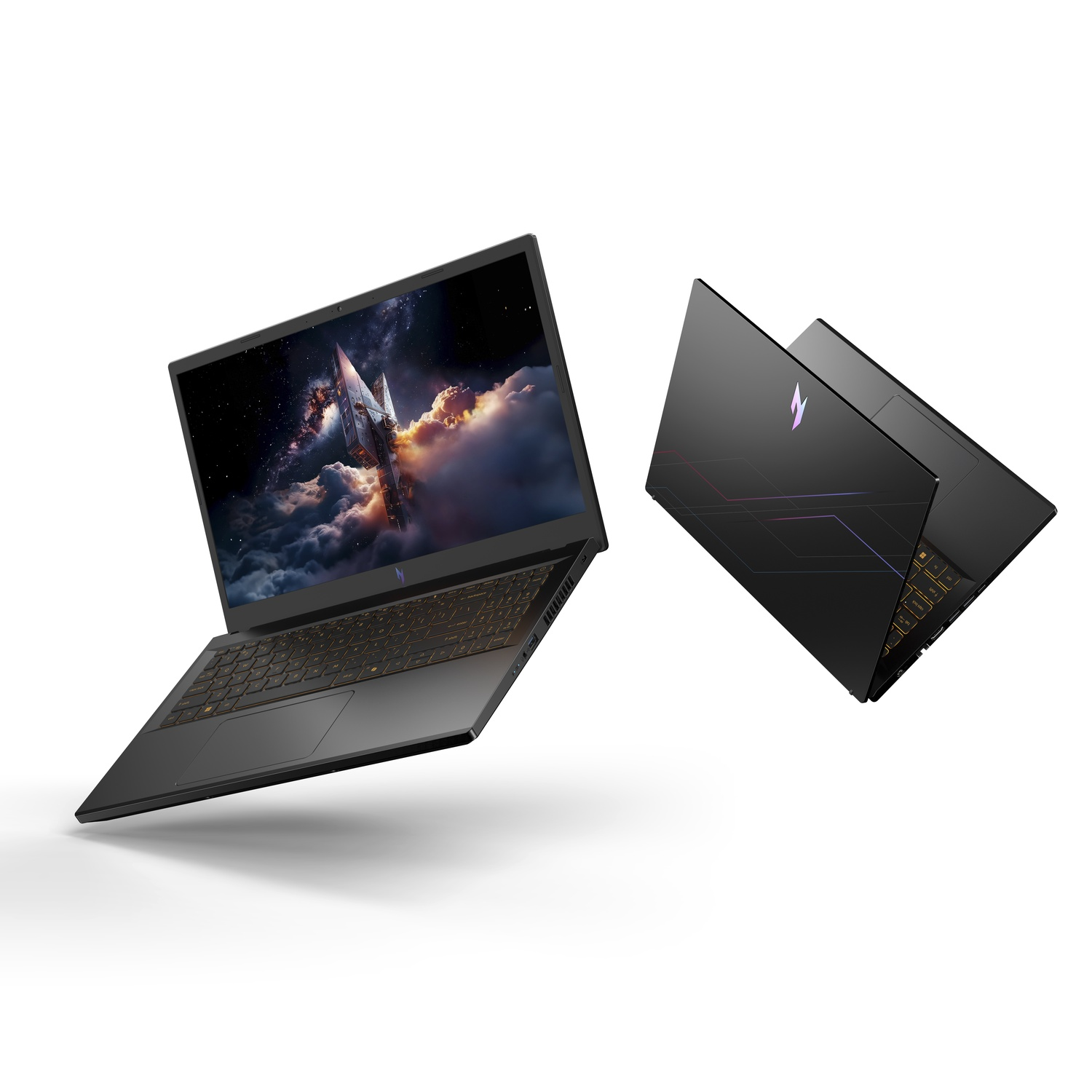 Twee zwarte laptops worden weergegeven. Eén is open, met een ruimteschipscène. De andere is gesloten, met een logo. Beide tegen een witte achtergrond.