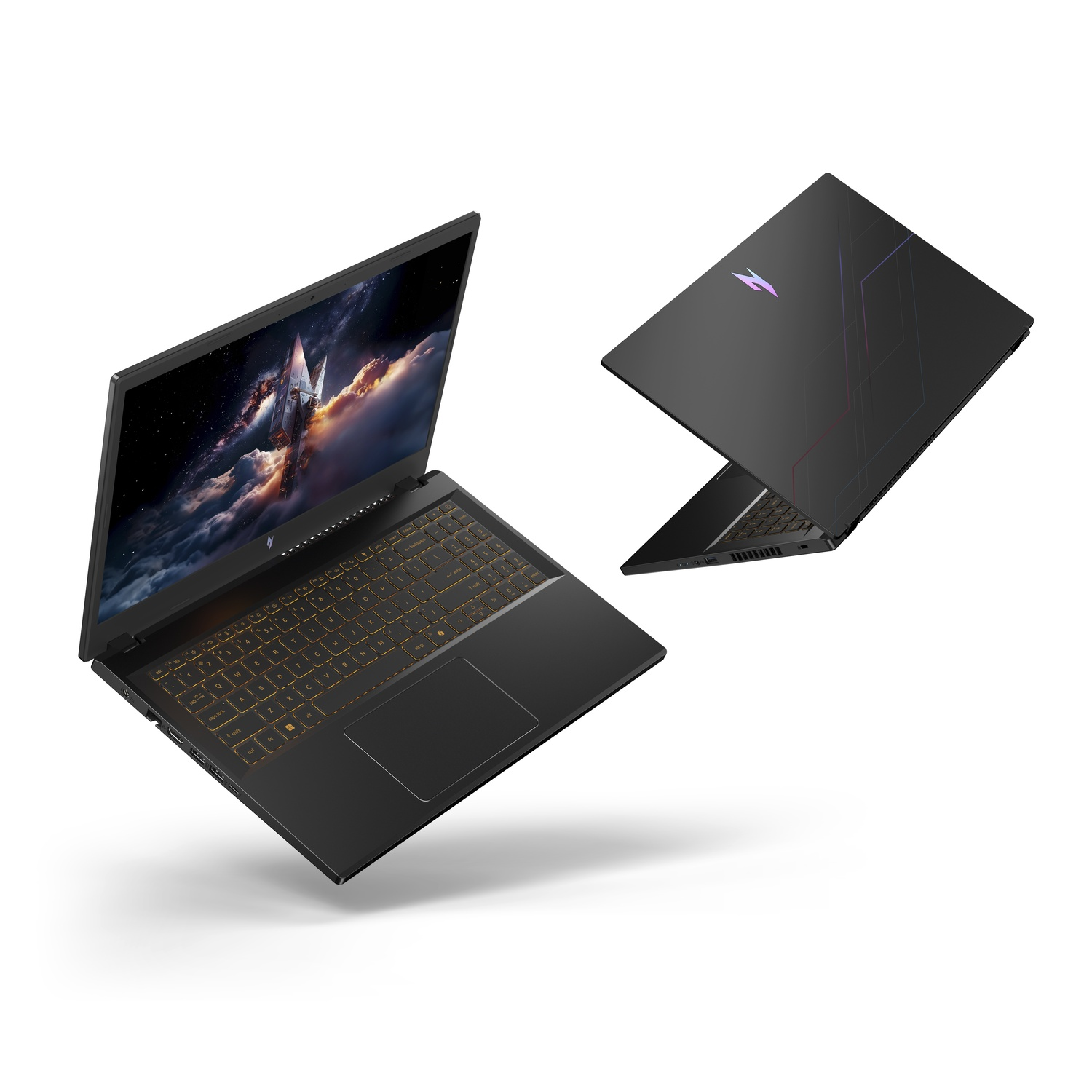 Twee zwarte laptops worden getoond. Eén is open en toont een sterrenhemel met een schip. De andere is gesloten, met design details.