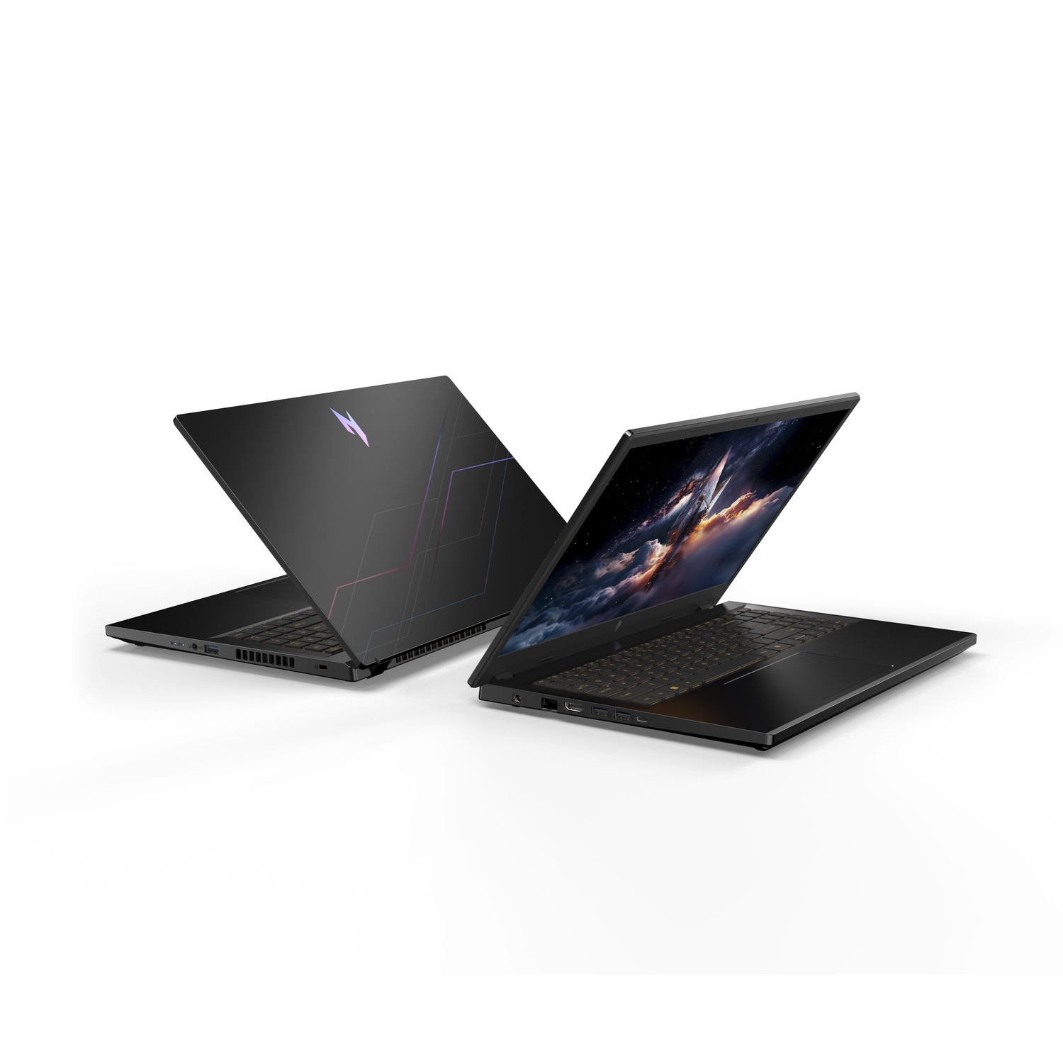 Twee zwarte laptops op een witte achtergrond. Eén is open, met een sterrenhemel, de ander is gesloten.
