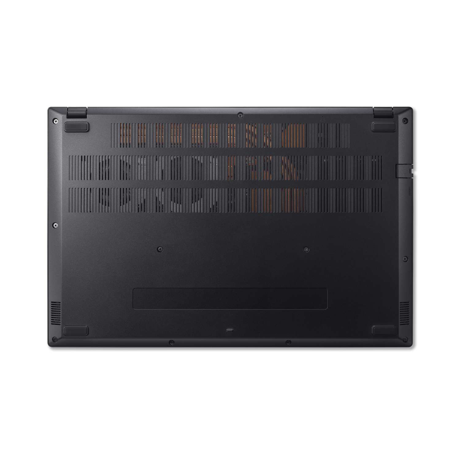 De onderkant van een zwarte laptop. Voorzien van ventilatieopeningen, schroeven en rubberen voetjes. De achtergrond is effen zwart.