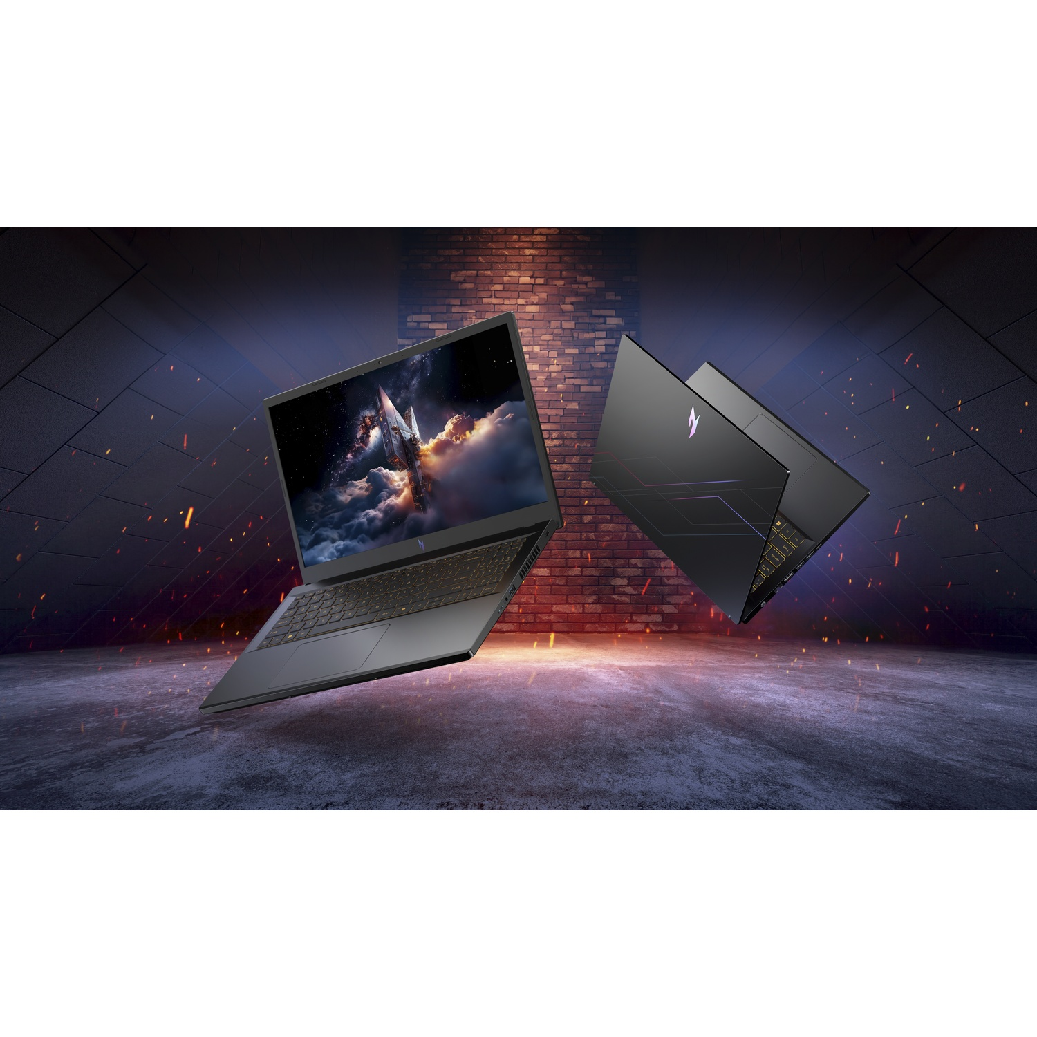 Twee zwarte laptops zweven in de lucht. Eén is open en toont een afbeelding. De achtergrond toont een bakstenen muur en een donkere structuur.