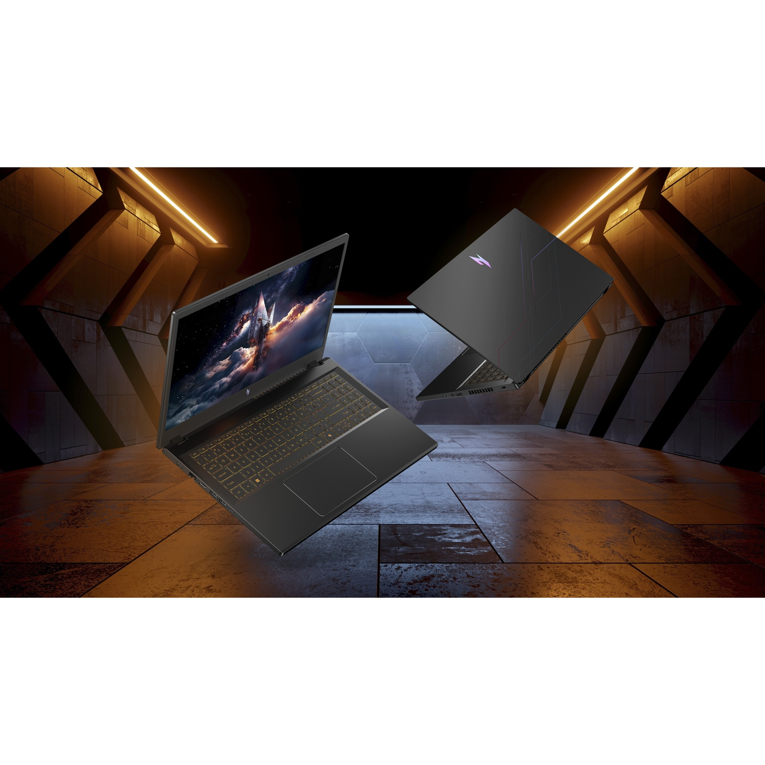 Twee zwarte laptops zweven in een futuristische tunnel. Eén open, met een hemelscène. De andere gesloten, met een logo op de achterkant.