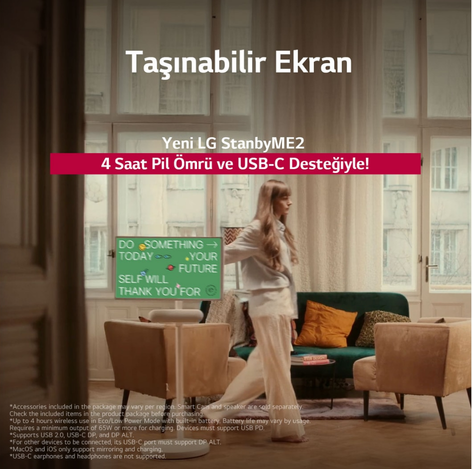 'Do Something Today' yazılı tabelalı odada kadın. Kanepe ve sandalyeler. Metinli LG StanbyME2 reklamı.
