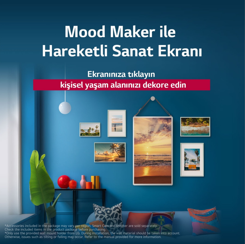 Plaj sahneleri ve gün batımı resimlerinin çerçevelendiği mavi bir duvar. Bir bitki, kırmızı bir top ve diğer dekorlar da mevcut.