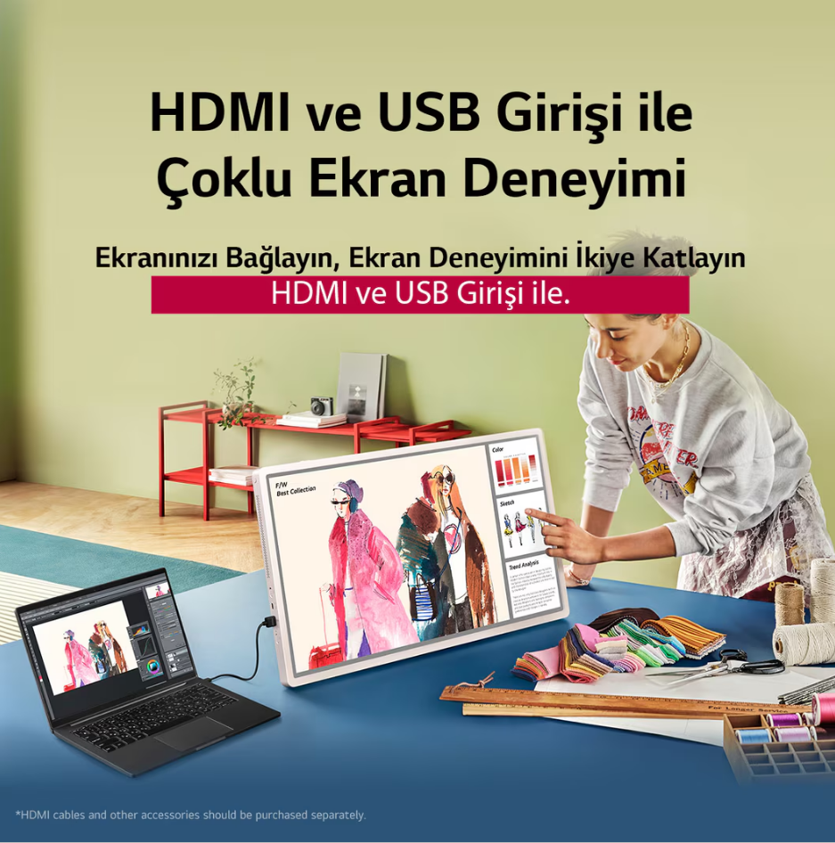 Bir kadın, bir dizüstü bilgisayarın bulunduğu mavi bir masada moda tasarımı gösteren büyük bir ekranla etkileşimde bulunuyor. Arka planda kırmızı bir raf.