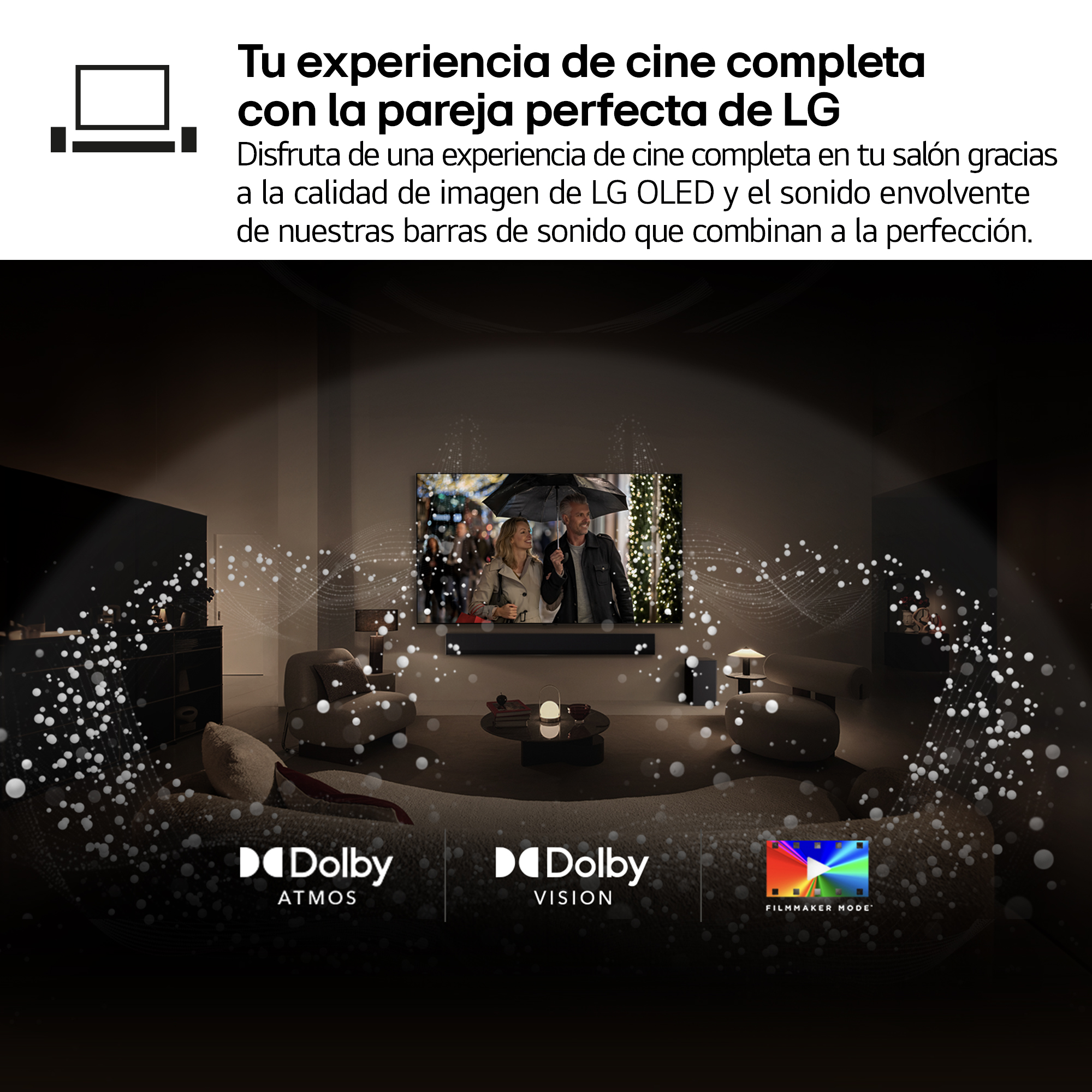 Salón con TV grande, barra de sonido y dos personas bajo paraguas. Logos Dolby Atmos, Vision y Filmmaker Mode presentes.