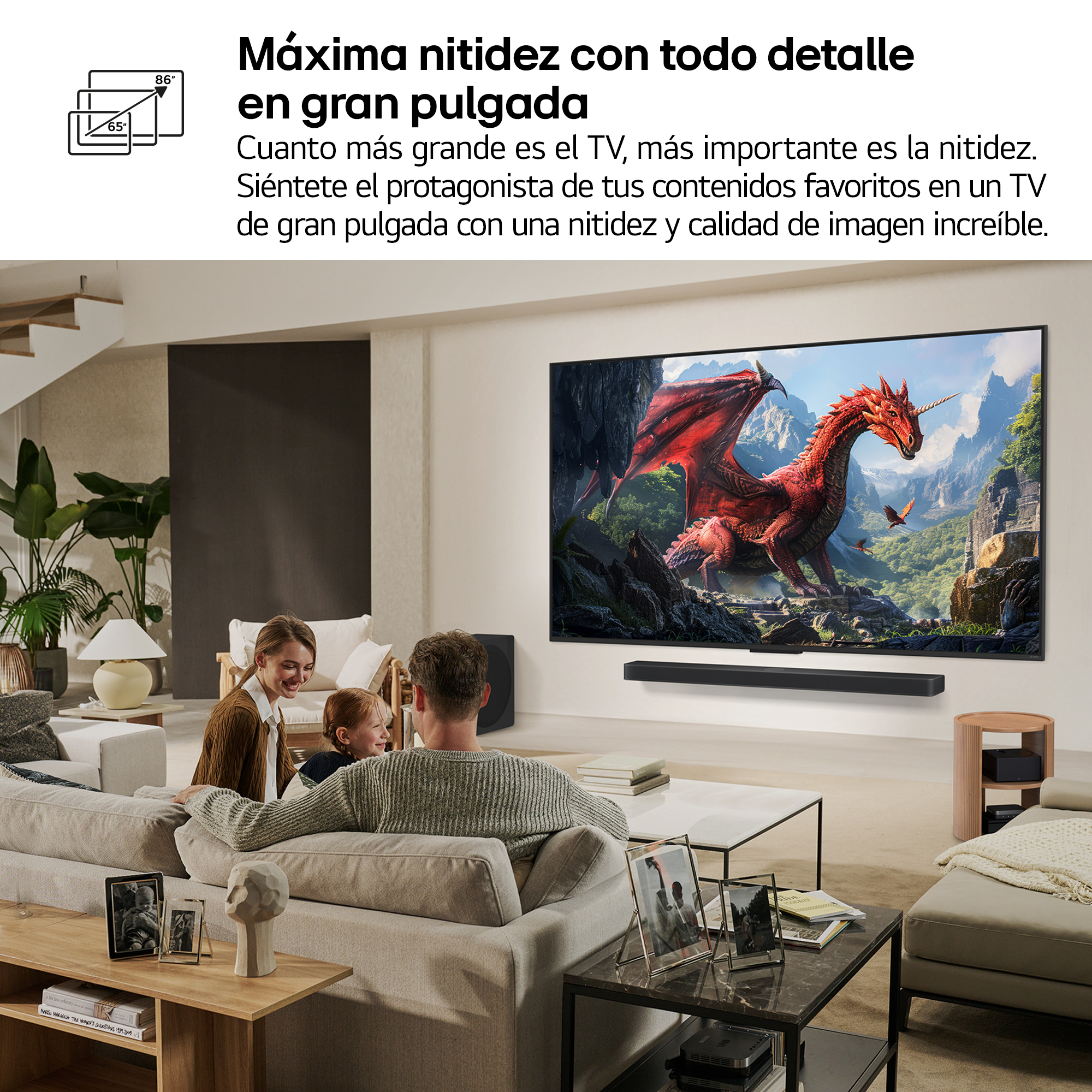 Familia viendo la tele. El televisor muestra un dragón rojo. Una barra de sonido está debajo del televisor. Salón con sofá, mesas y plantas.
