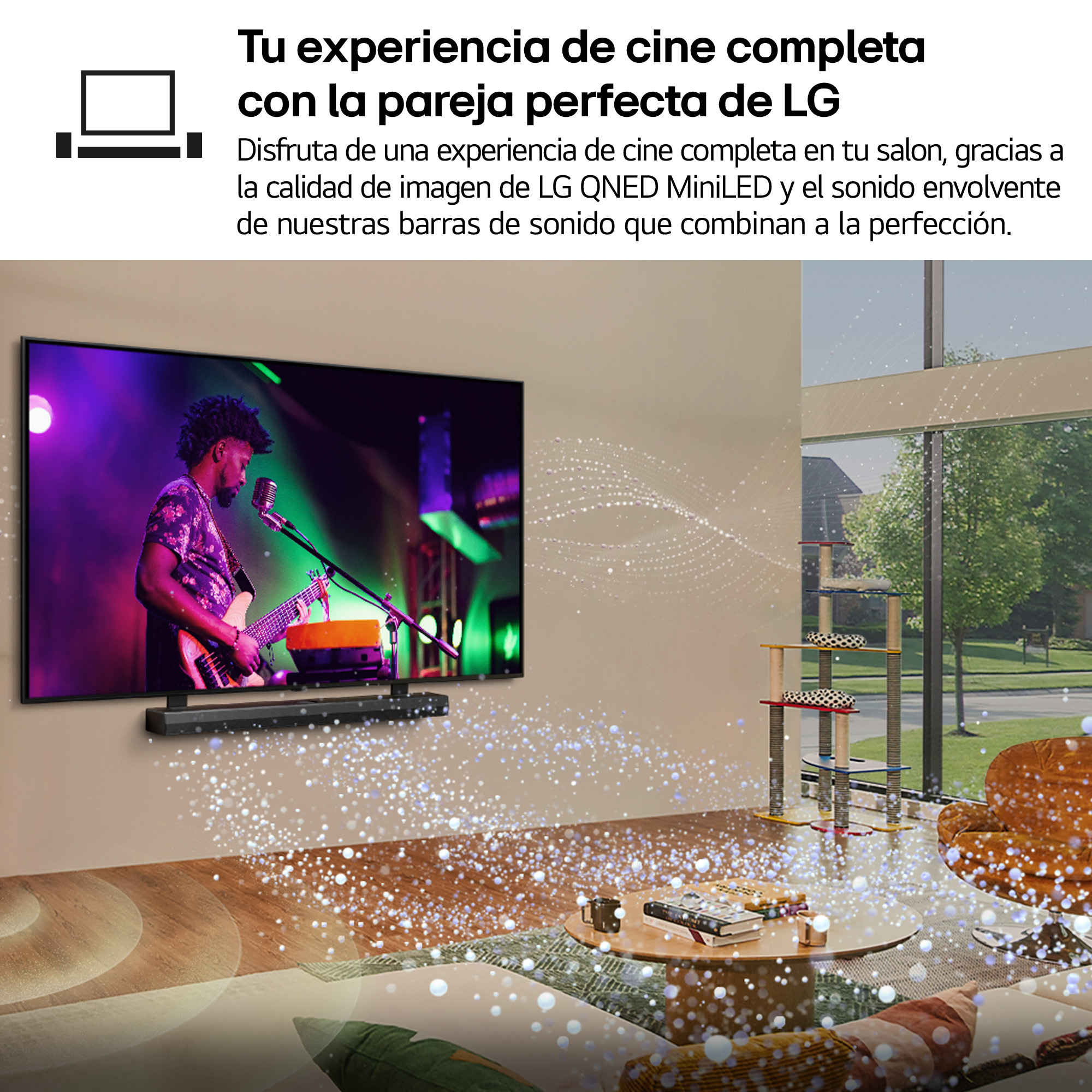 Un hombre toca la guitarra en la pantalla del televisor. Una barra de sonido está debajo. Un salón con un rascador y una ventana.