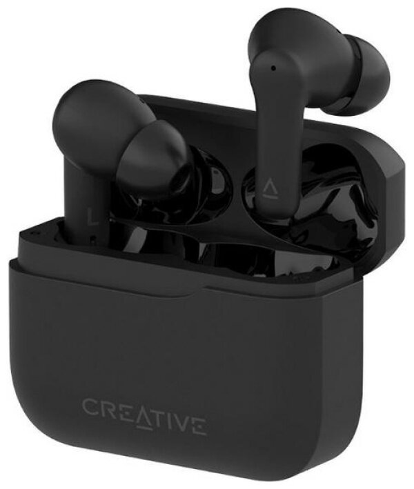 Czarne słuchawki Creative w etui ładującym. Jeden pączek jest na zewnątrz. Etui i słuchawki są matowoczarne.