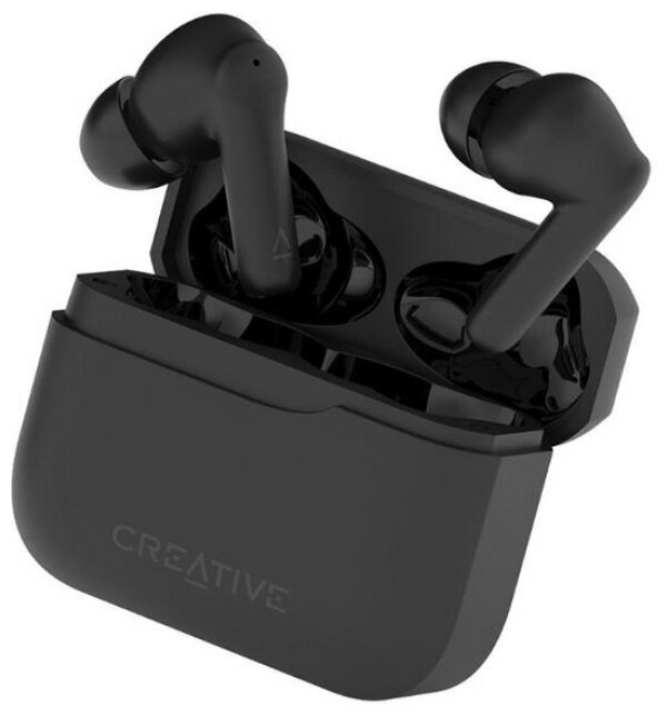 Czarne bezprzewodowe słuchawki w etui ładującym. Etui jest otwarte, ukazując słuchawki. Widoczne jest słowo CREATIVE.