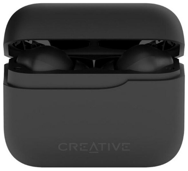 Czarne słuchawki Creative w otwartym etui ładującym. Etui jest prostokątne z zaokrąglonymi rogami.