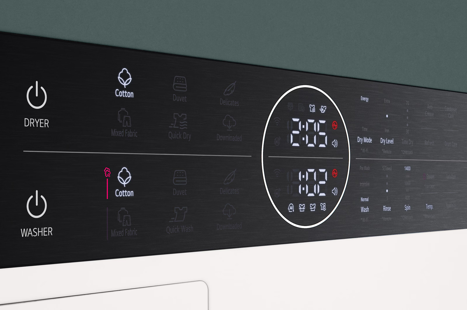 Zbliżenie panelu sterowania pralki z cyfrowym wyświetlaczem pokazującym czas i różne opcje programu.
