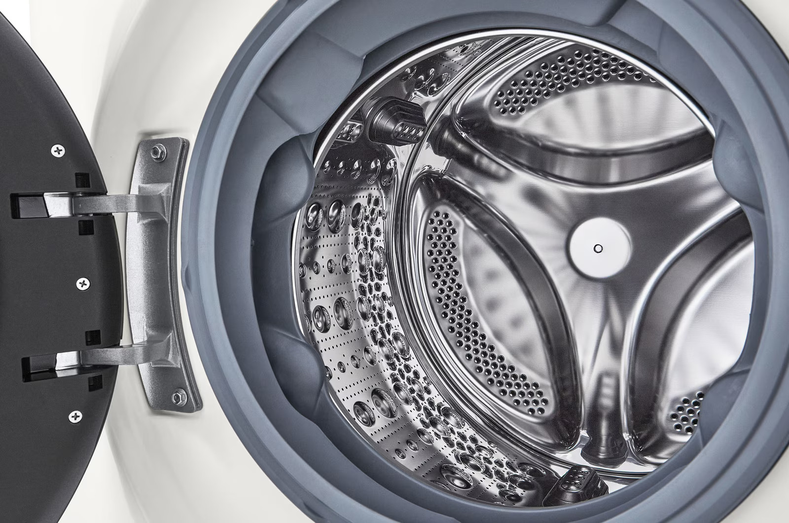 Zbliżenie bębna pralki. Drzwi są otwarte, ukazując wnętrze ze stali nierdzewnej i szarą gumową uszczelkę.