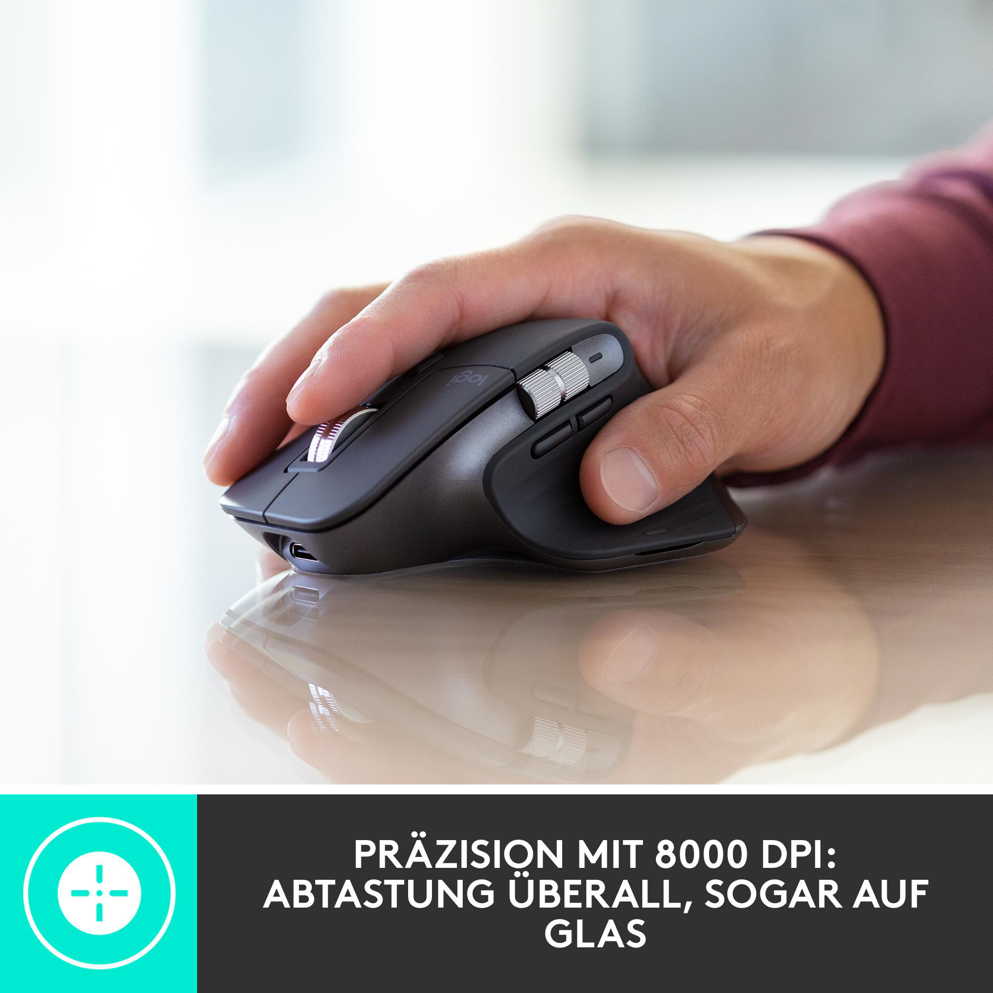 Eine Hand hält eine schwarze Logitech-Maus auf einer reflektierenden Oberfläche. Präzision mit 8000 DPI: Scannen überall, auch auf Glas.