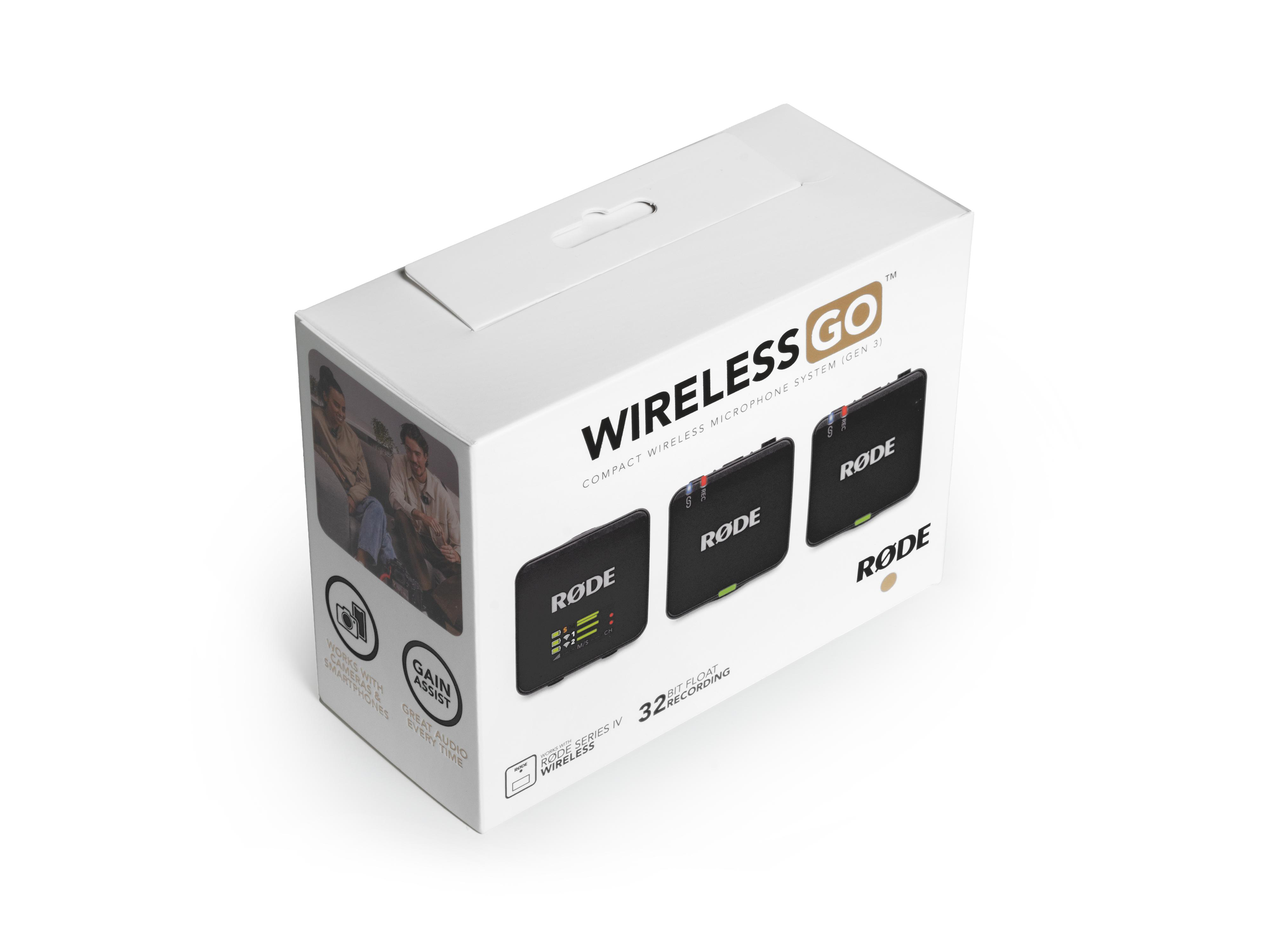 Eine weiße Schachtel zeigt ein drahtloses Mikrofonsystem. Es trägt den Markennamen 'Wireless GO' und drei schwarze Mikrofone.