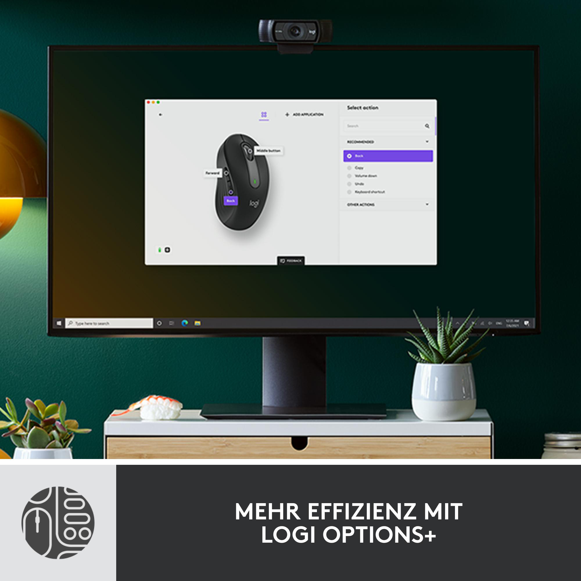 Ein Monitor zeigt eine Logitech-Mauseinstellung mit einer Webcam. Eine kleine Pflanze steht auf dem Schreibtisch. Der Text lautet LOGI OPTIONS+.