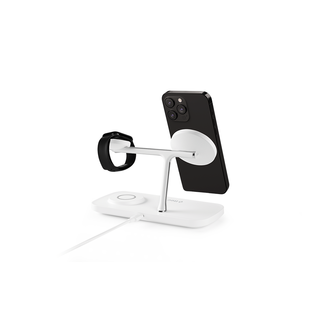 Beyaz bir şarj istasyonu siyah bir telefon ve saat tutuyor. Beyaz bir kablo tabana bağlı. Arka plan beyaz.