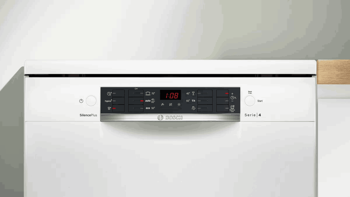 Un lavavajillas Bosch blanco. El panel de control muestra un temporizador a la 1:08, con varias opciones de programa y el logo de Bosch.
