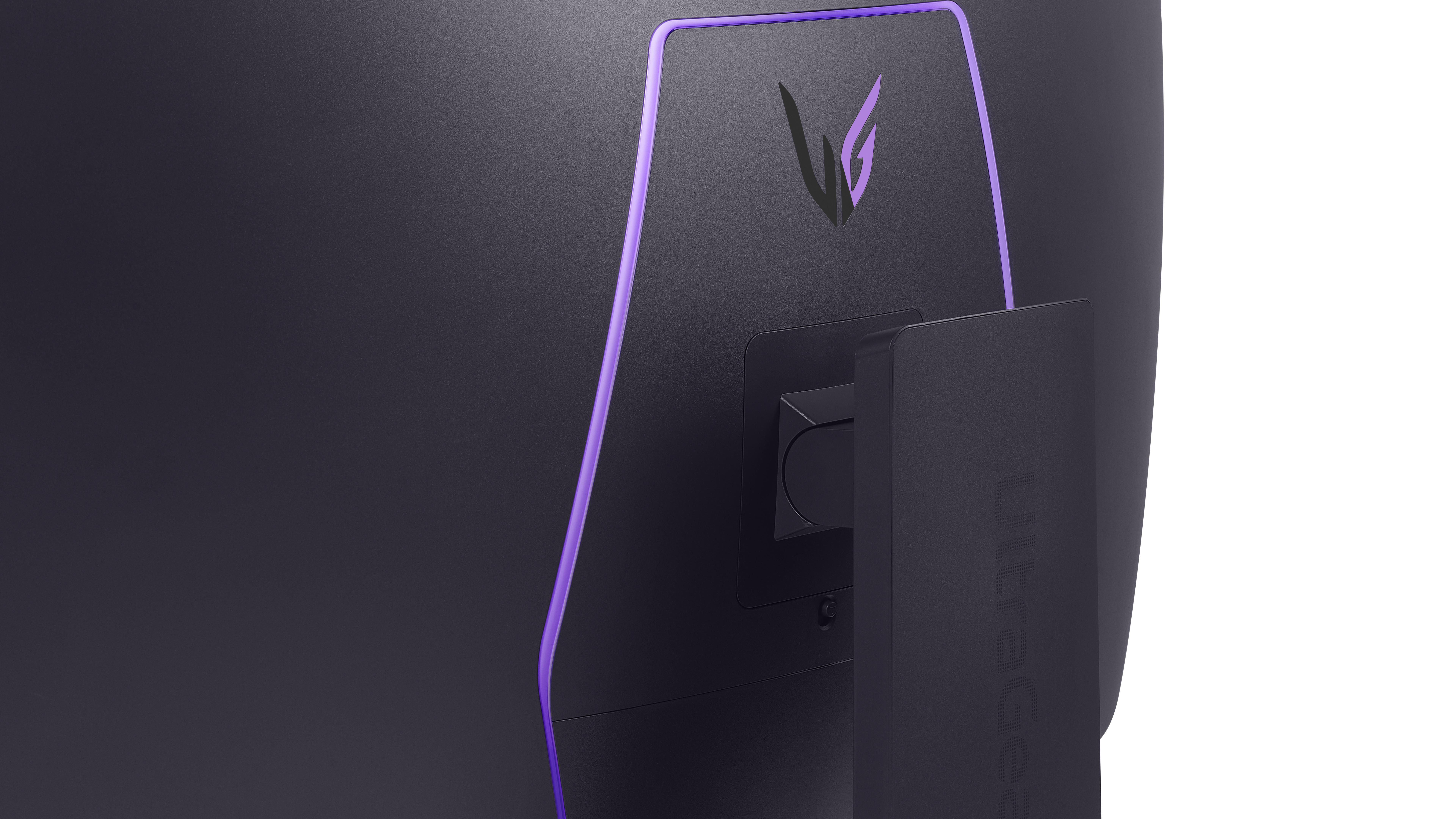 Rückseite eines schwarzen Monitors mit lila Akzenten. Das LG-Logo ist sichtbar. Der Ständer ist ebenfalls schwarz mit der Aufschrift 'ULTRAGEAR'.