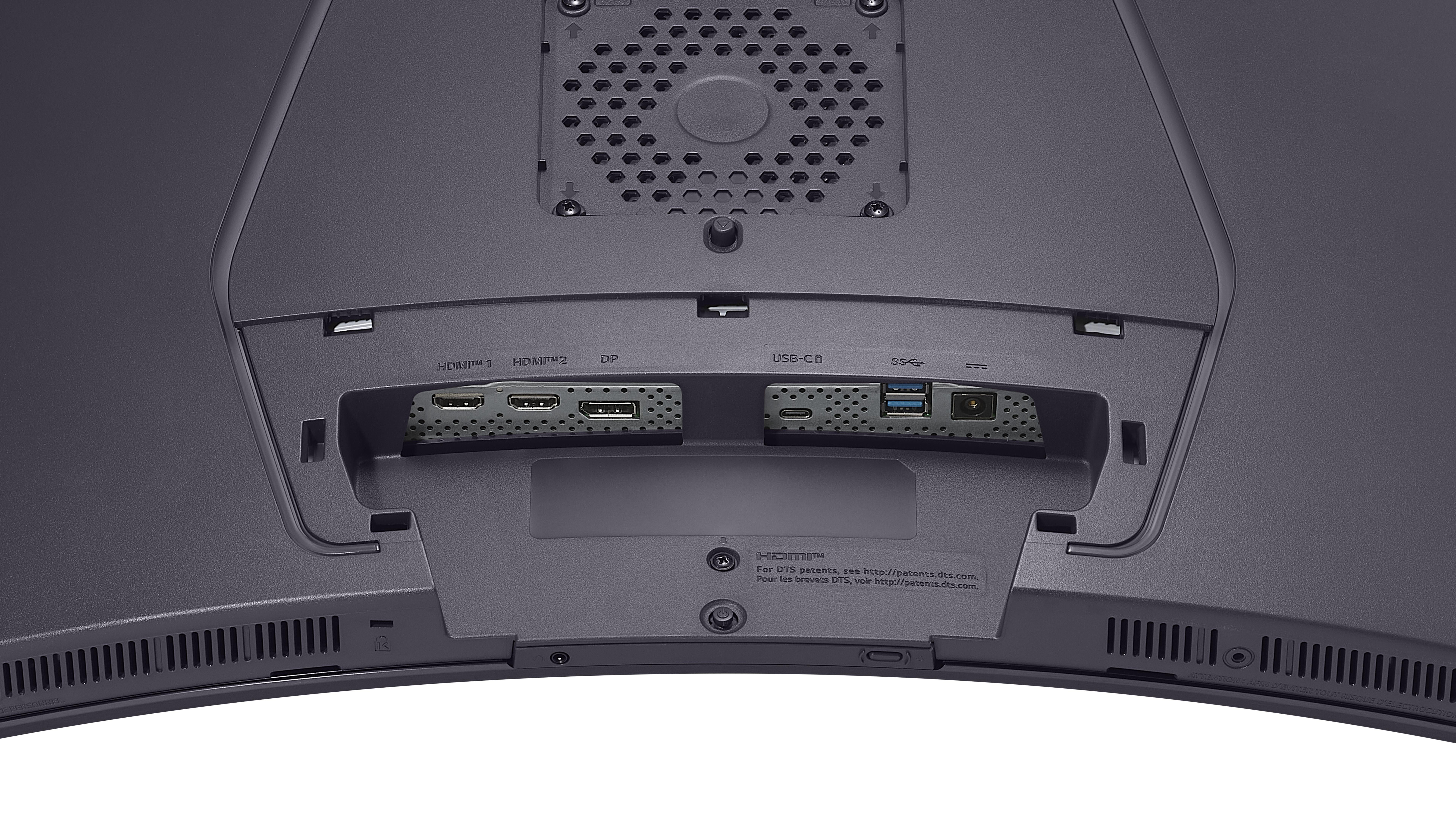 Rückseite eines Monitors mit verschiedenen Anschlüssen: HDMI, USB-C und DP. Ein Lüfter und eine Entlüftung sind ebenfalls sichtbar. Die Oberfläche ist dunkelgrau.
