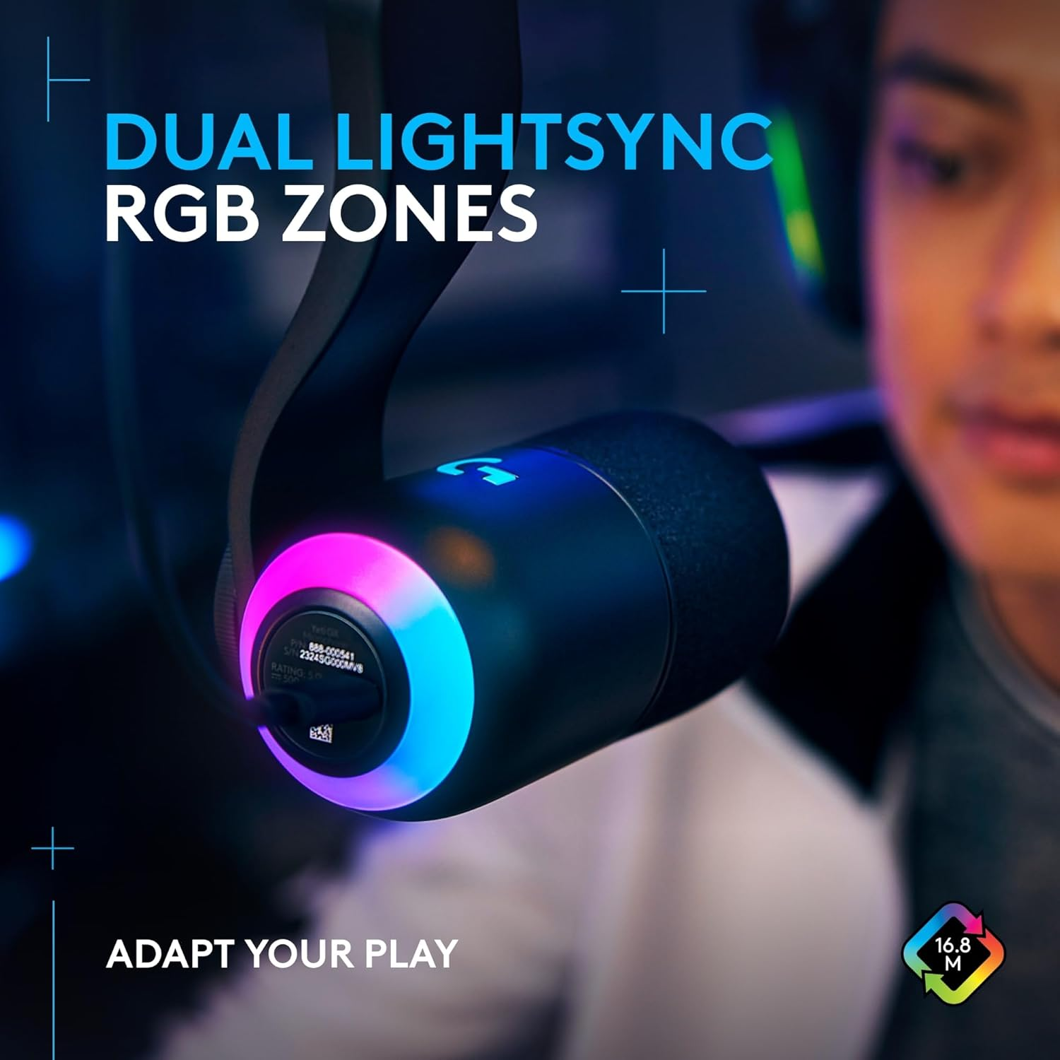 Una cuffia con luci RGB è tenuta da una persona. Il testo dice: DUAL LIGHTSYNC RGB ZONES e ADAPT YOUR PLAY, con un'icona a colori 16.8M.