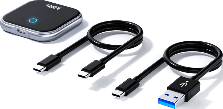 Un appareil Xblitz noir avec un bord argenté et deux câbles USB-C noirs et un câble USB avec un connecteur bleu sur une surface blanche.