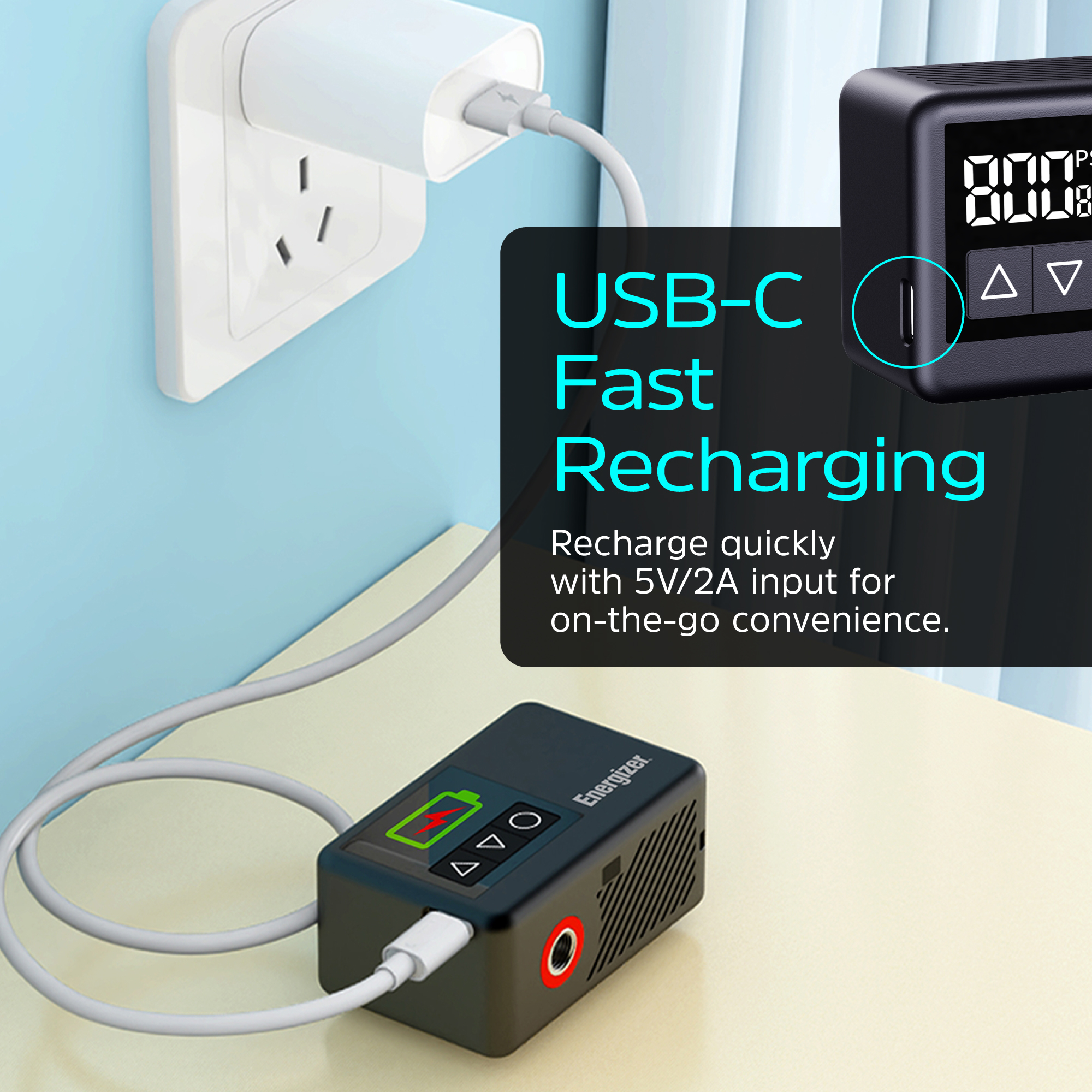 Il dispositivo nero si sta caricando tramite un cavo USB-C da una presa a muro. Il dispositivo mostra un'icona della batteria e numeri.