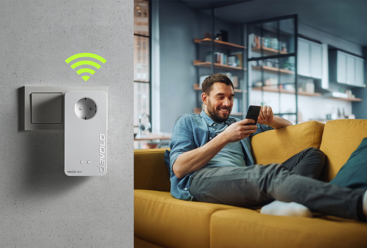 Ein Mann auf einem gelben Sofa benutzt ein Telefon. Ein WLAN-Gerät mit grünem Signal ist an der Wand.